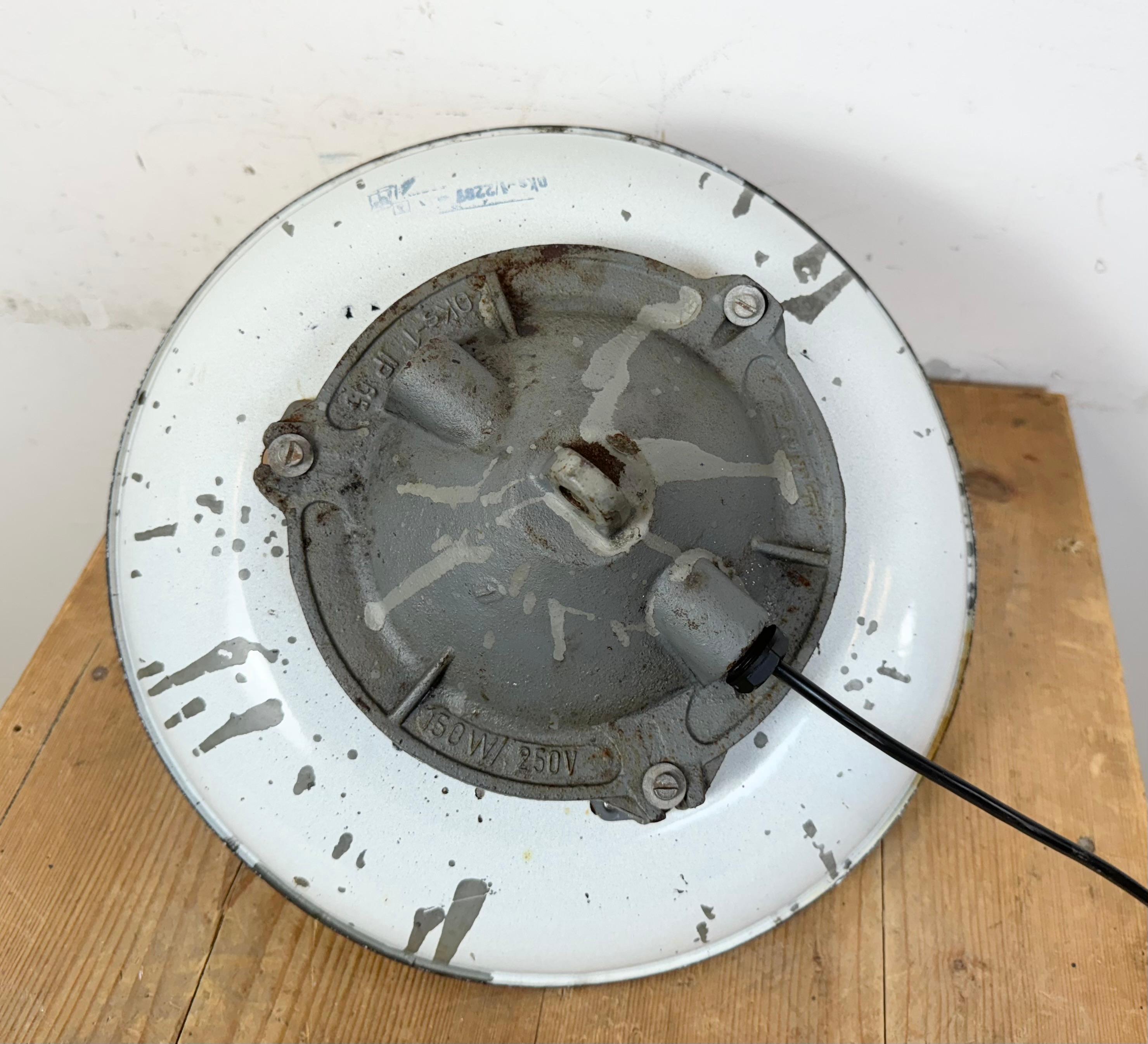 Lampada a sospensione a gabbia industriale in ghisa smaltata grigia di Zaos, anni '60 in vendita 6