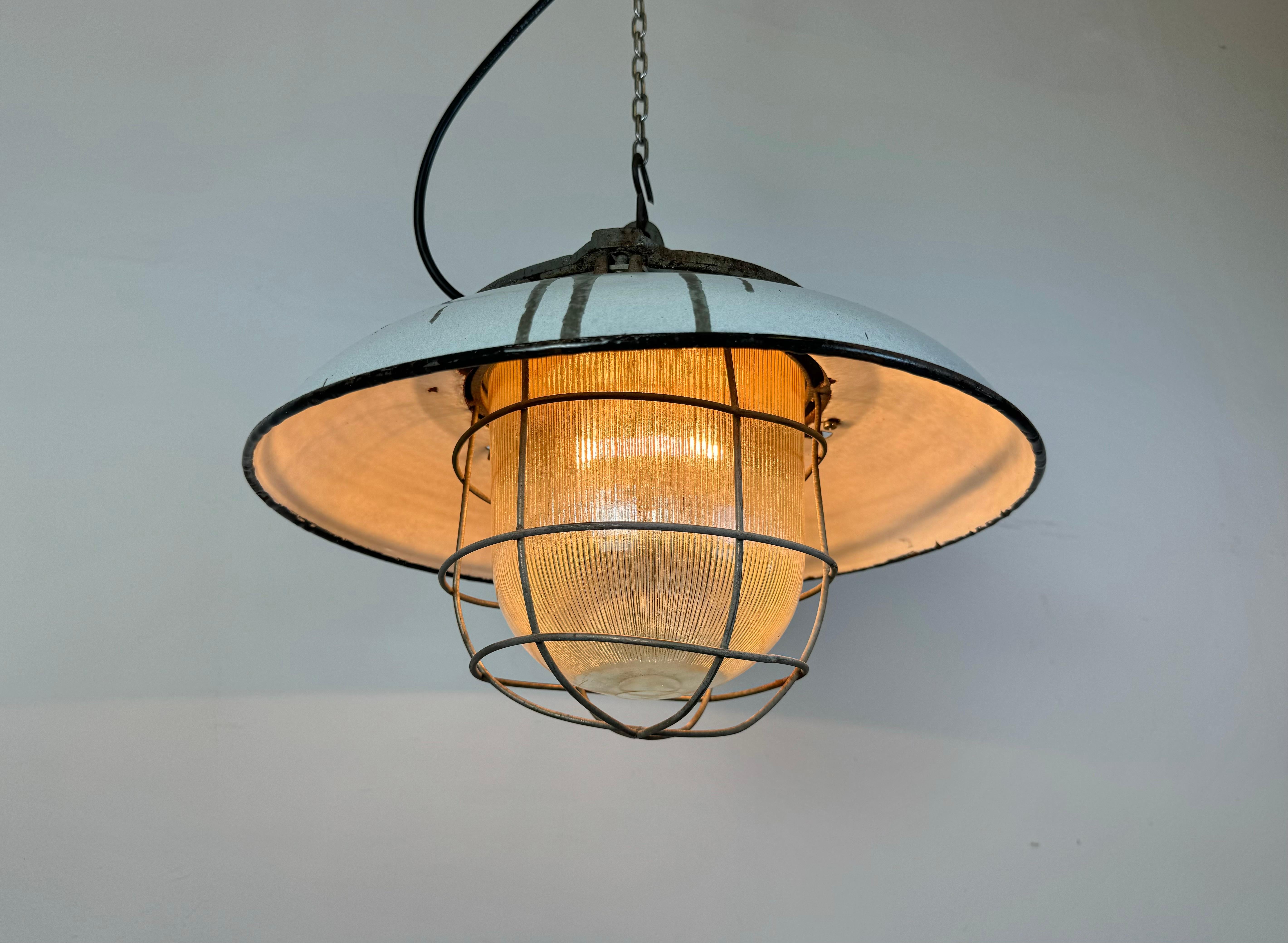Lampada a sospensione a gabbia industriale in ghisa smaltata grigia di Zaos, anni '60 in vendita 7