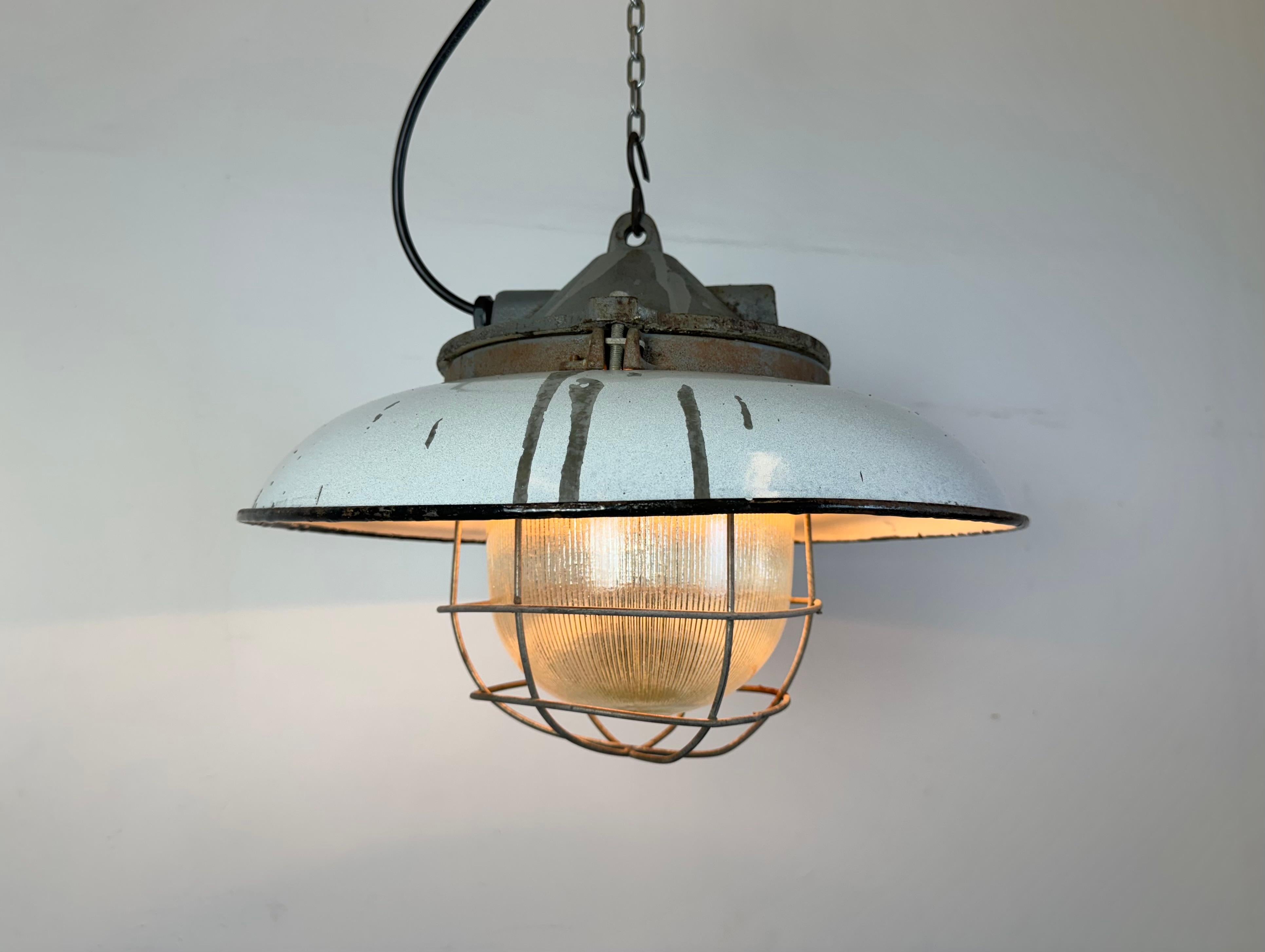 Lampada a sospensione a gabbia industriale in ghisa smaltata grigia di Zaos, anni '60 in vendita 8