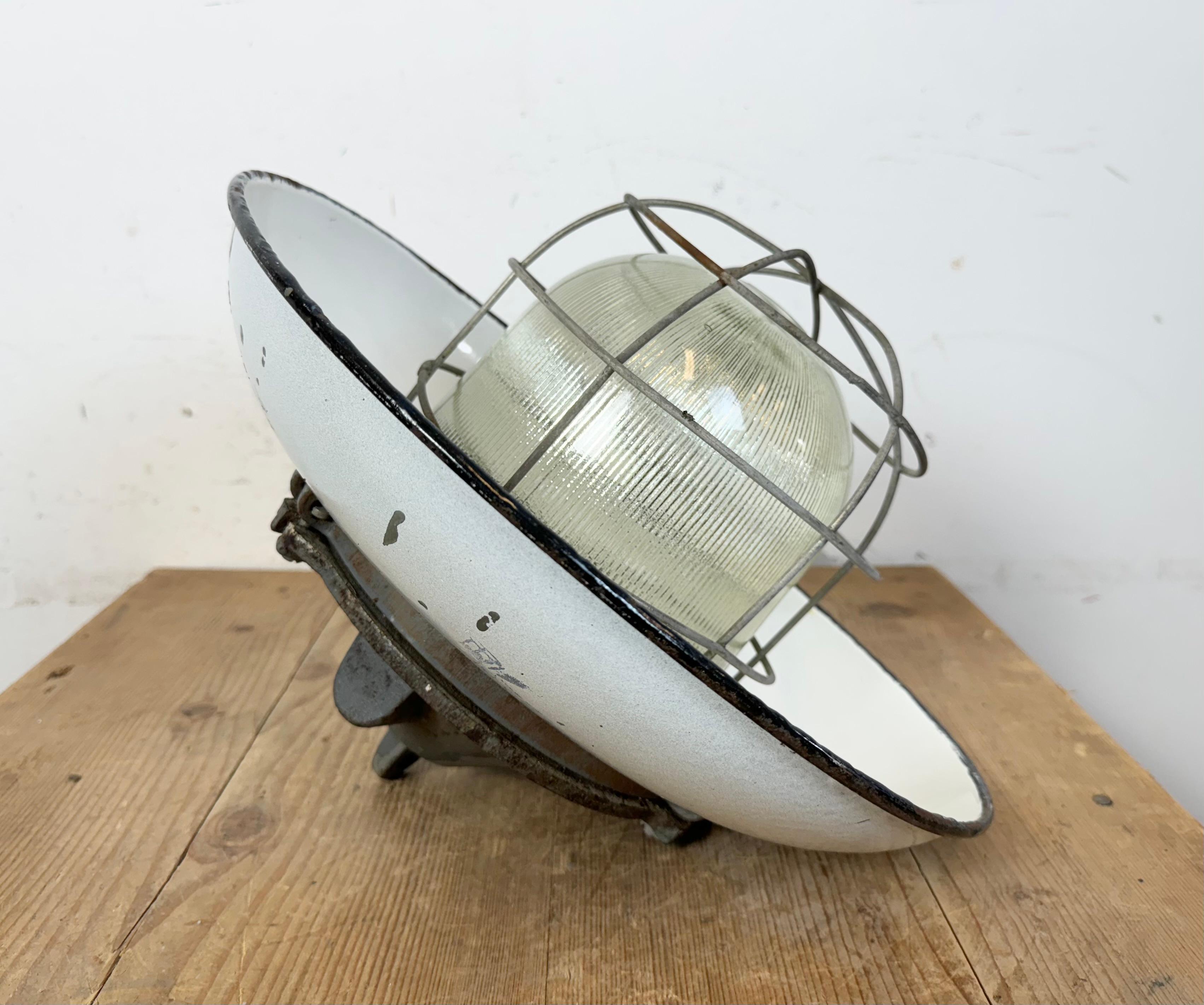 Lampada a sospensione a gabbia industriale in ghisa smaltata grigia di Zaos, anni '60 in vendita 9