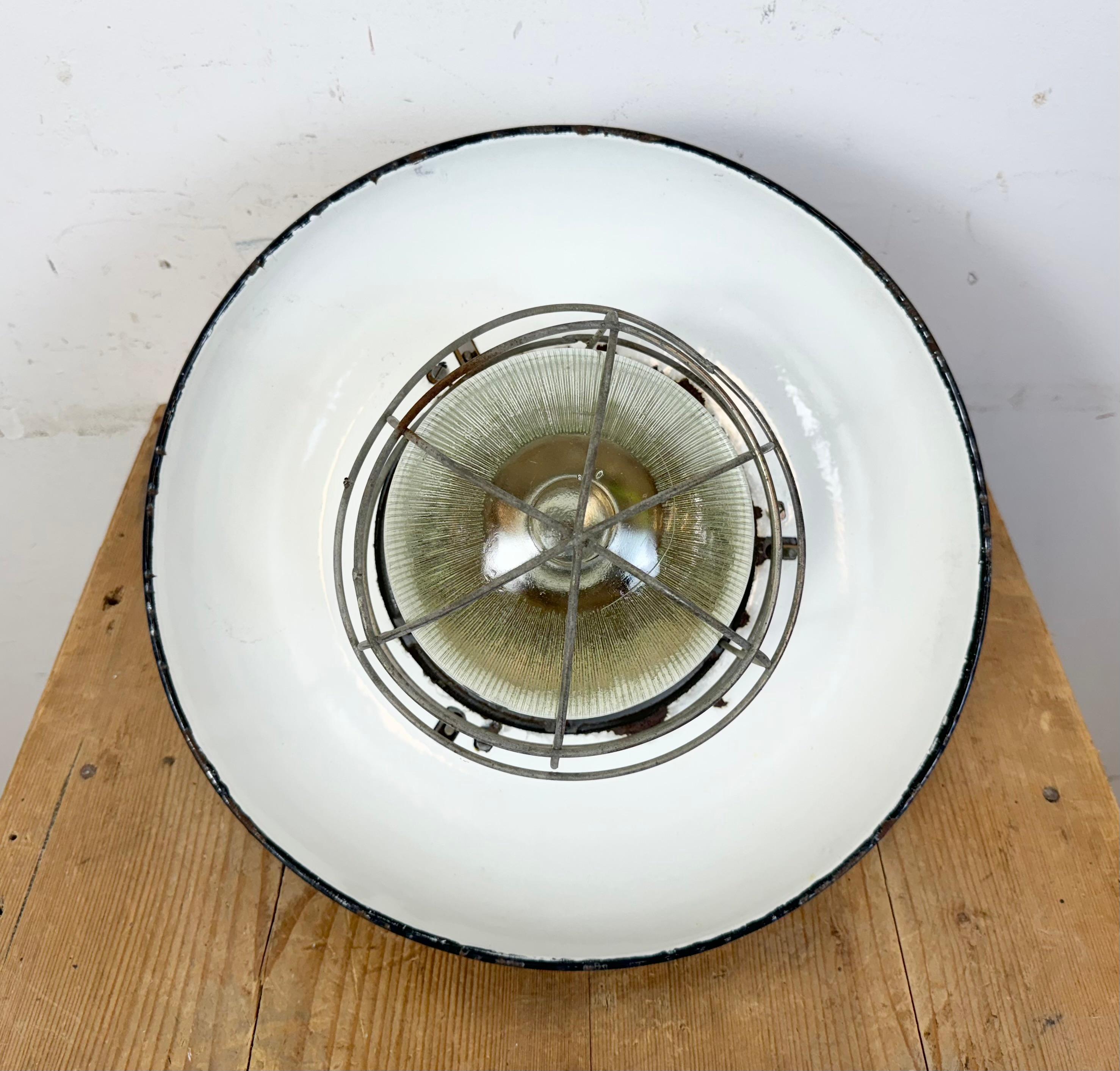 Lampada a sospensione a gabbia industriale in ghisa smaltata grigia di Zaos, anni '60 in vendita 10