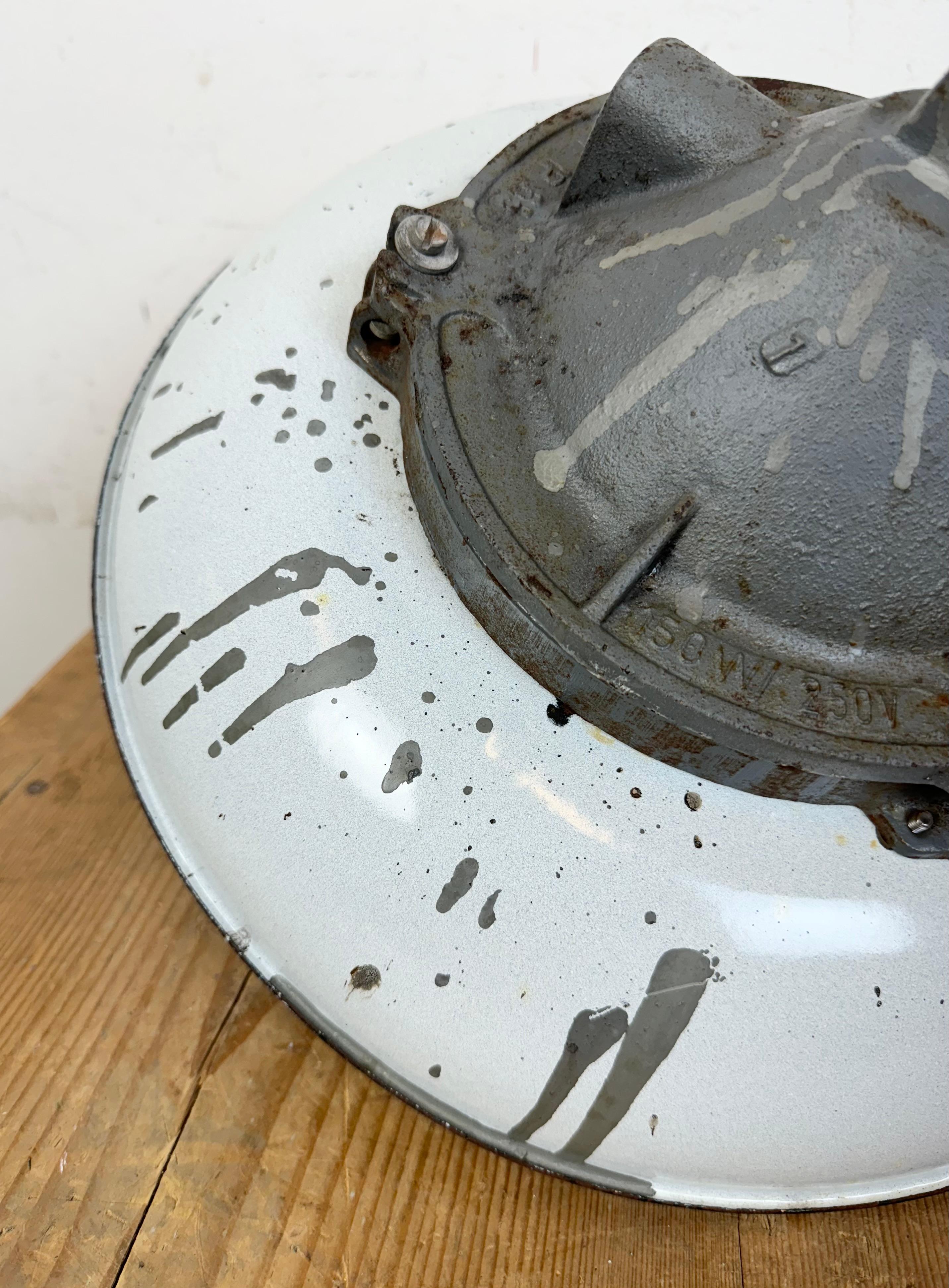 Lampada a sospensione a gabbia industriale in ghisa smaltata grigia di Zaos, anni '60 in vendita 11