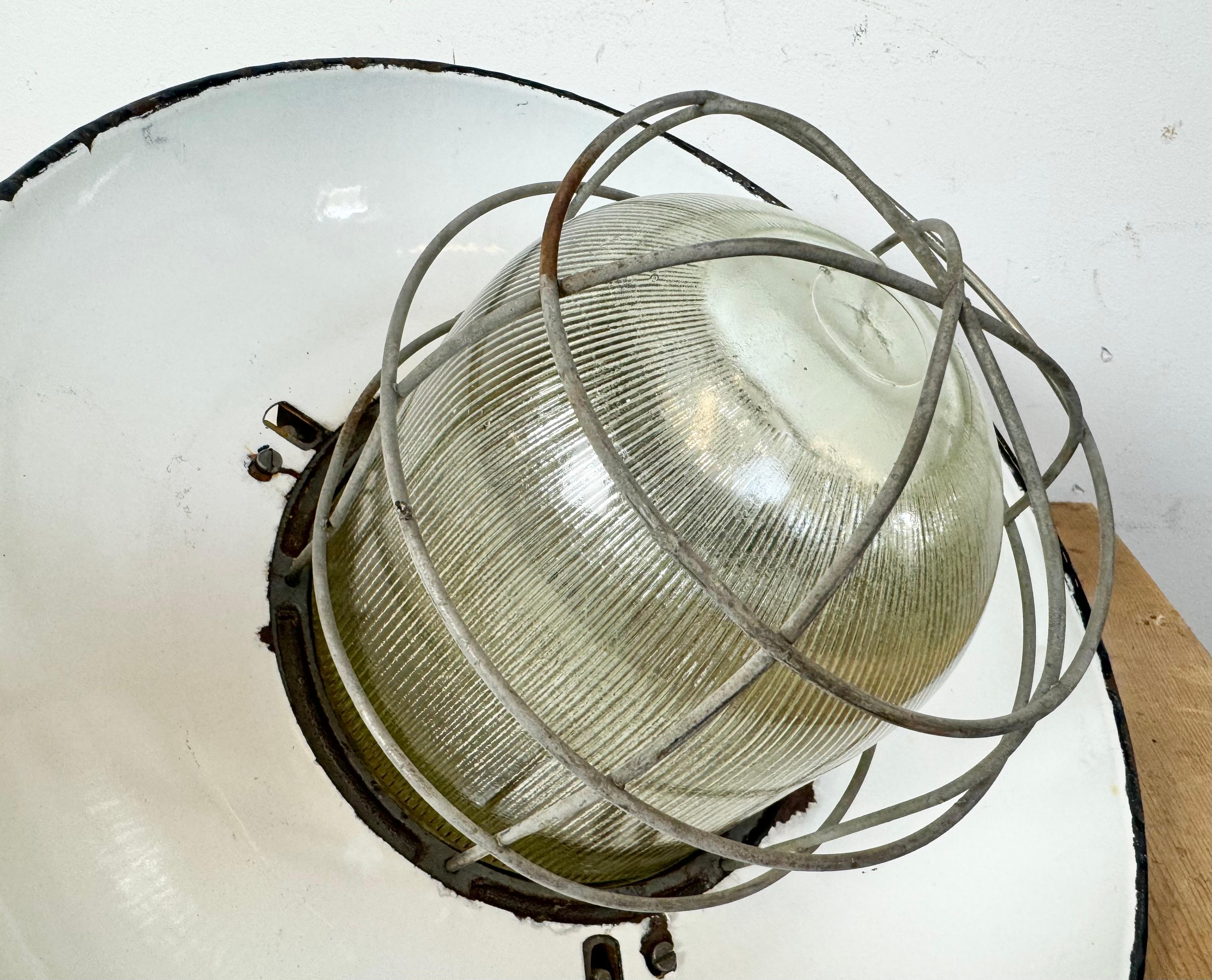 Lampada a sospensione a gabbia industriale in ghisa smaltata grigia di Zaos, anni '60 in vendita 12