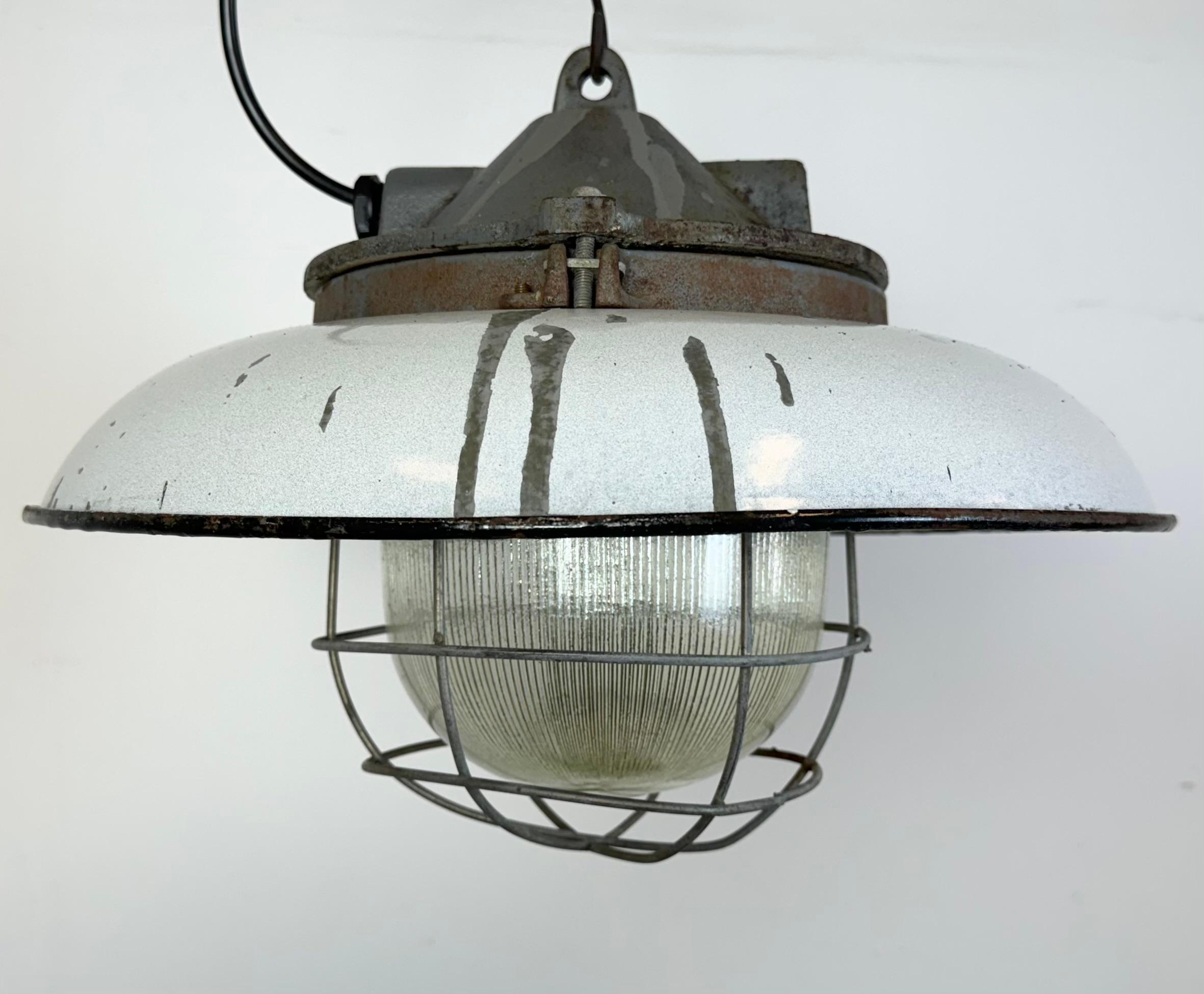 Industriale Lampada a sospensione a gabbia industriale in ghisa smaltata grigia di Zaos, anni '60 in vendita
