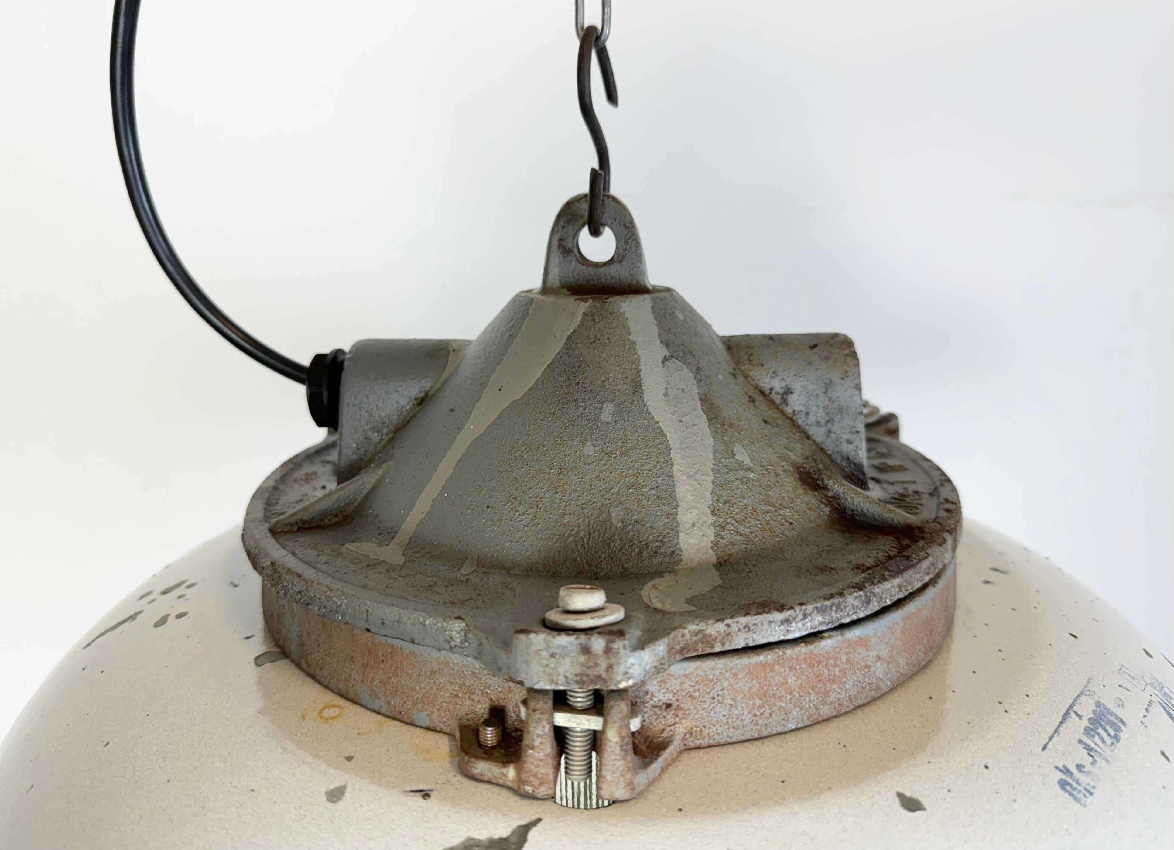 Polacco Lampada a sospensione a gabbia industriale in ghisa smaltata grigia di Zaos, anni '60 in vendita
