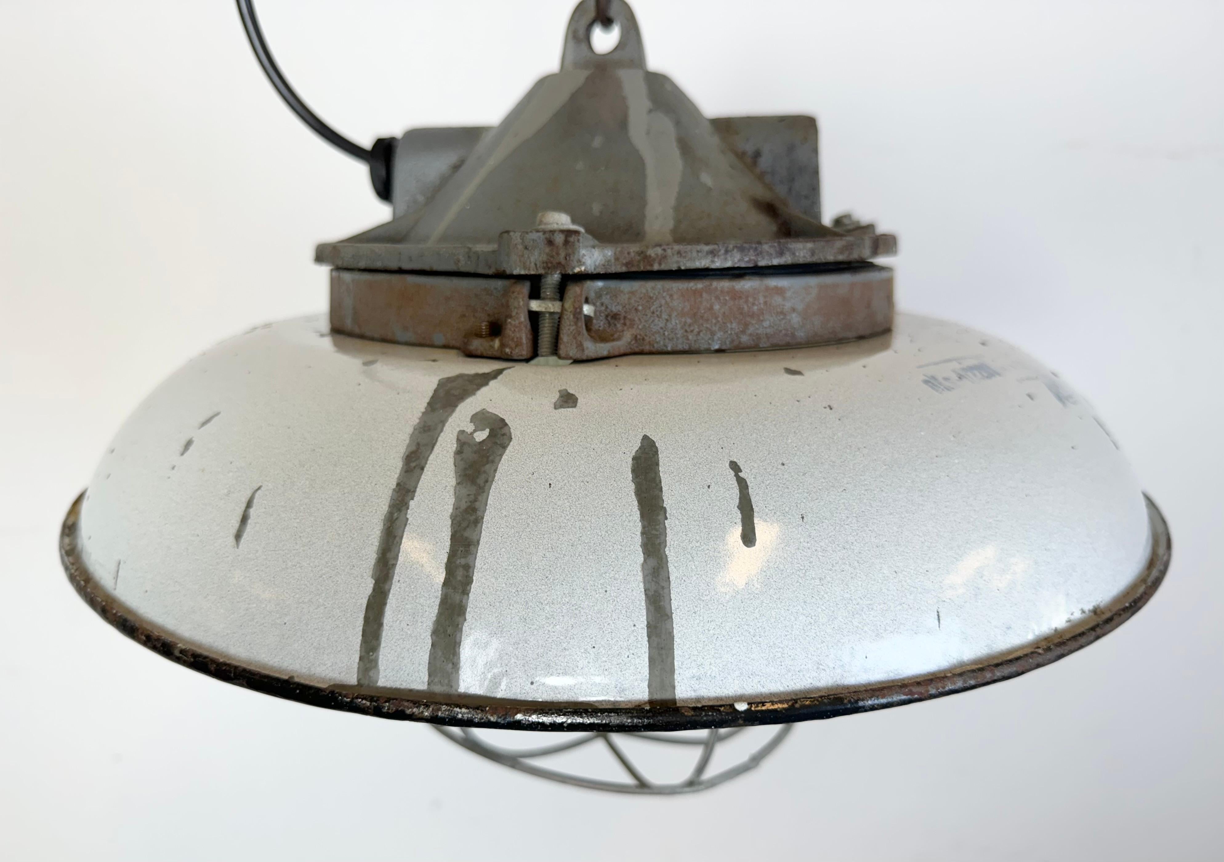 Lampada a sospensione a gabbia industriale in ghisa smaltata grigia di Zaos, anni '60 In condizioni buone in vendita a Kojetice, CZ