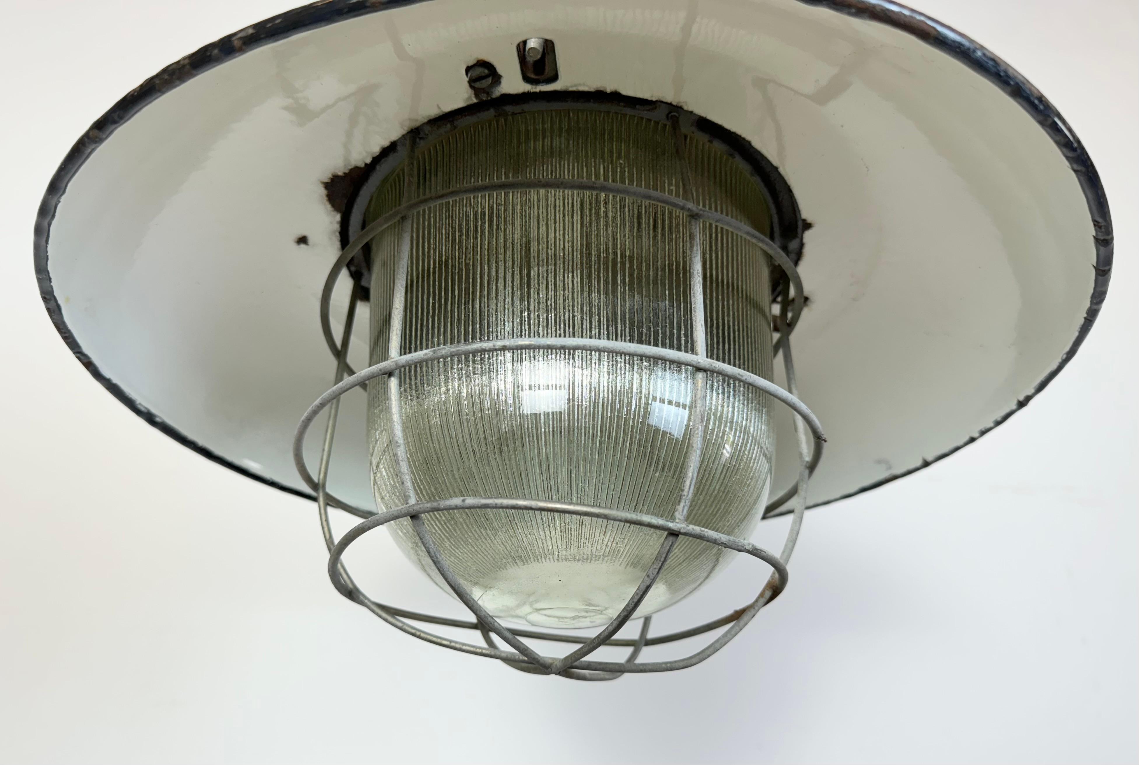XX secolo Lampada a sospensione a gabbia industriale in ghisa smaltata grigia di Zaos, anni '60 in vendita