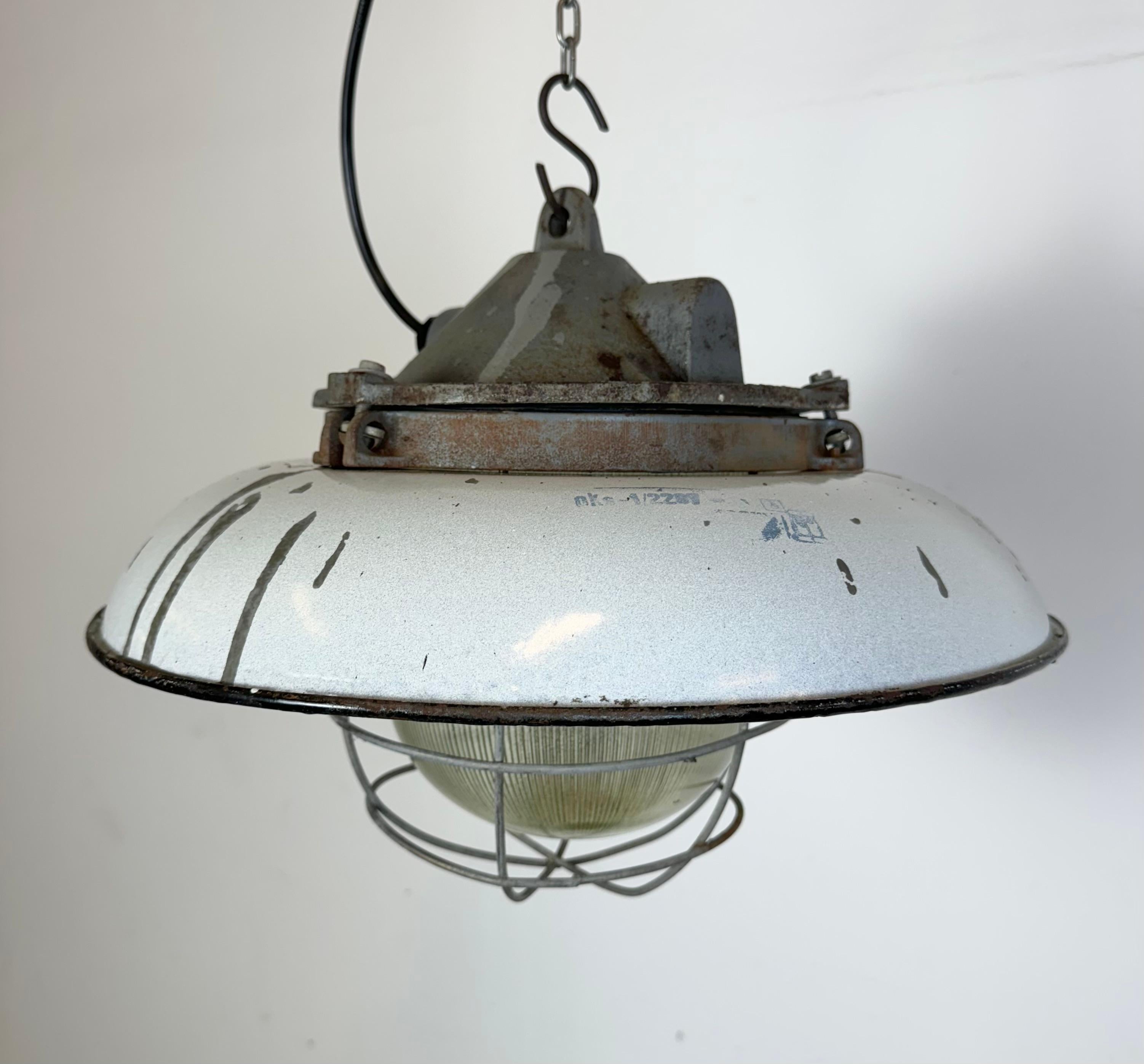 Smalto Lampada a sospensione a gabbia industriale in ghisa smaltata grigia di Zaos, anni '60 in vendita