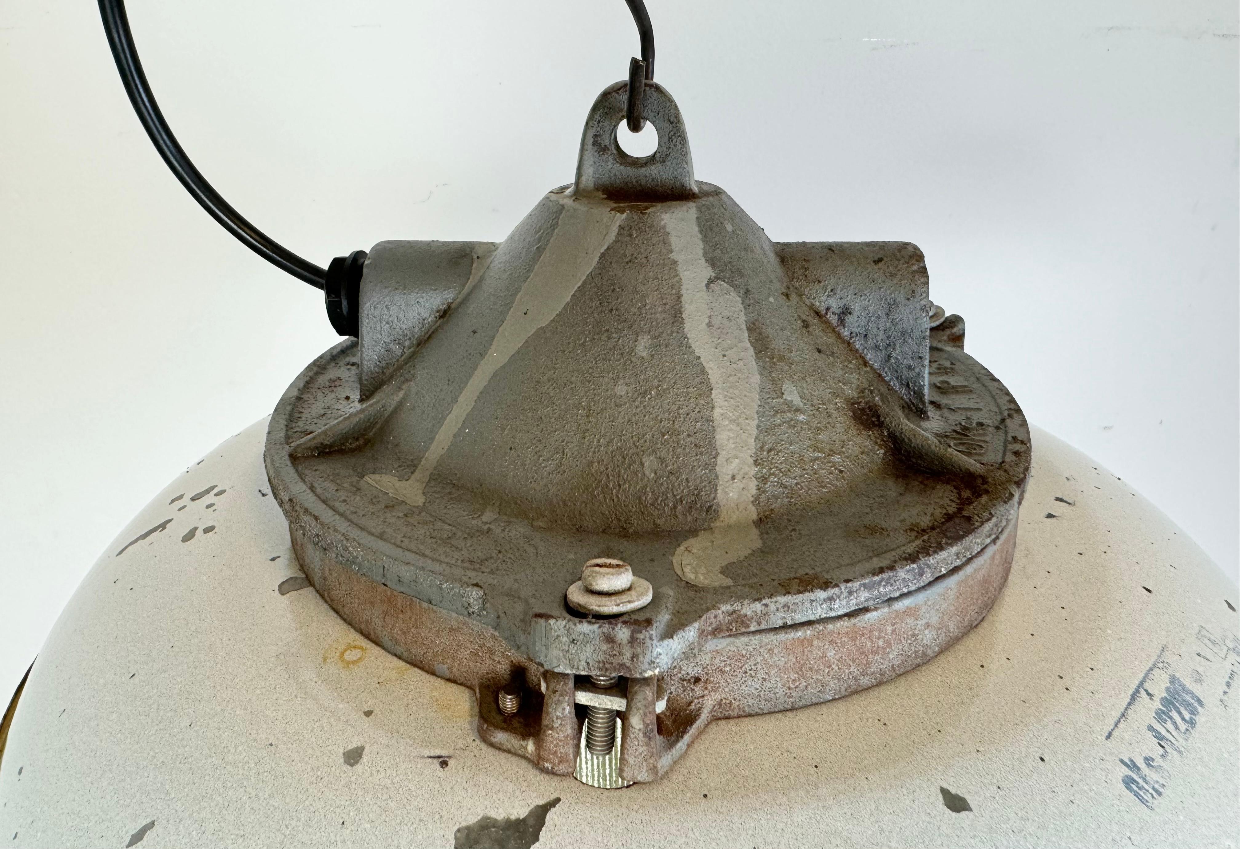 Lampada a sospensione a gabbia industriale in ghisa smaltata grigia di Zaos, anni '60 in vendita 1