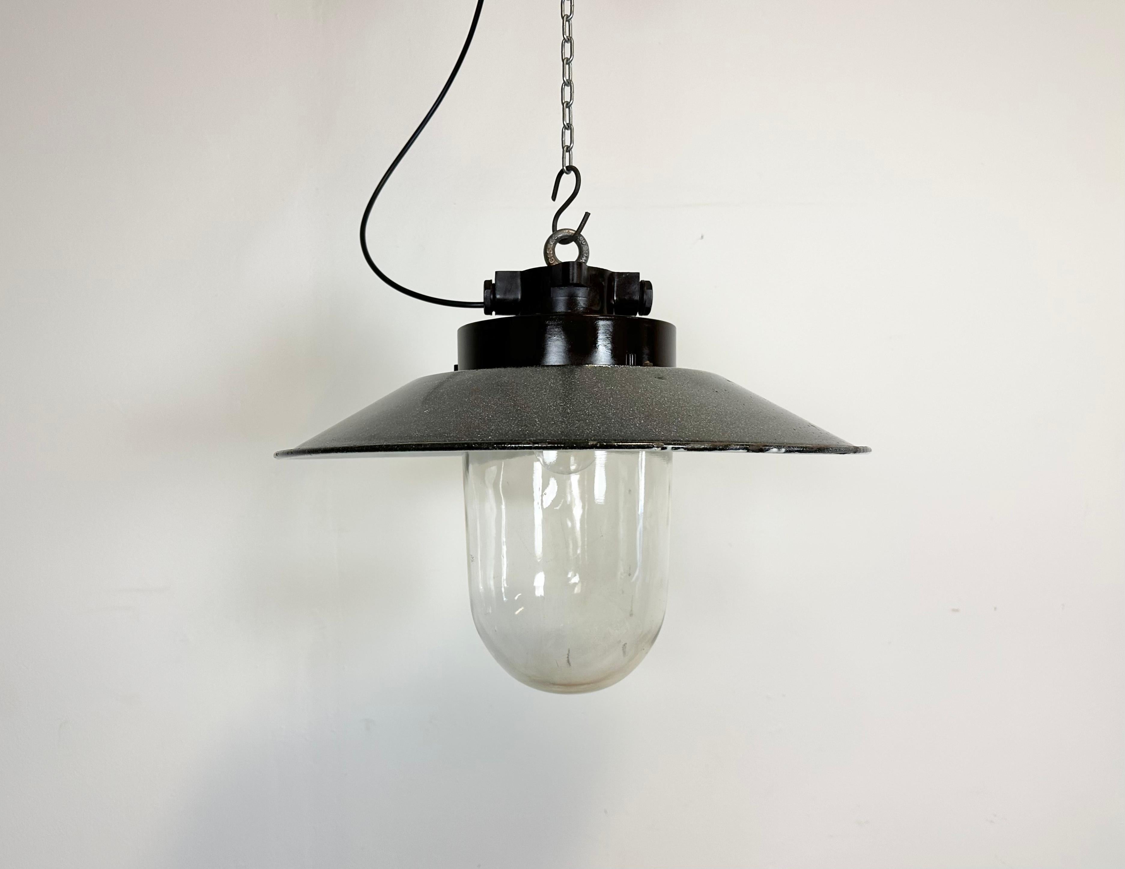 - Vintage industrial light from former Czechoslovakia made during the 1960s
- Grey enamel shade with white interior
- Bakelite top
- Clear glass
- Porcelain socket requires E 27/ E26 lightbulbs
- New wire
- Weight: 3 kg
- The diameter of the shade