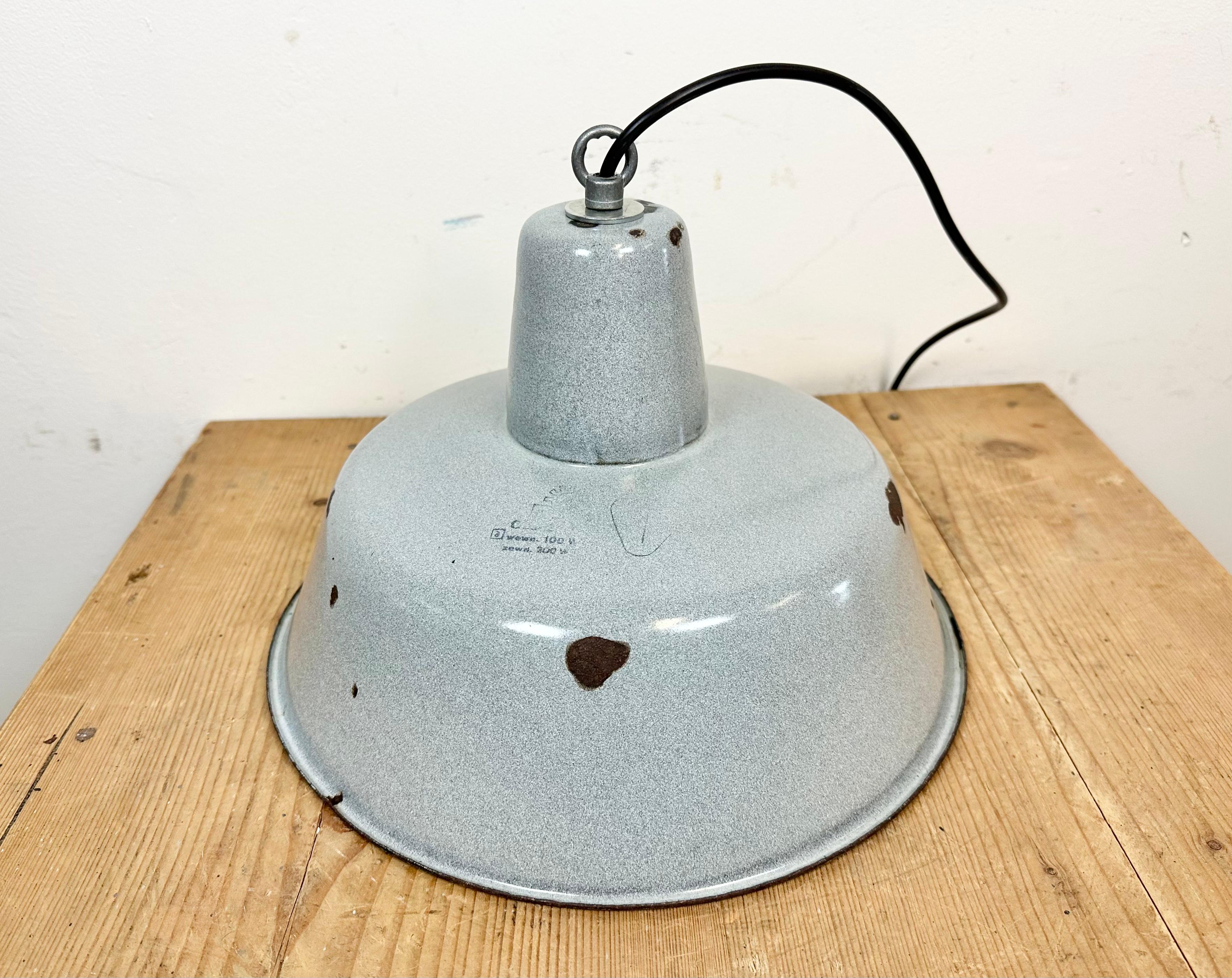 Industrielle Fabriklampe mit grauer Emaille, 1960er Jahre im Angebot 6