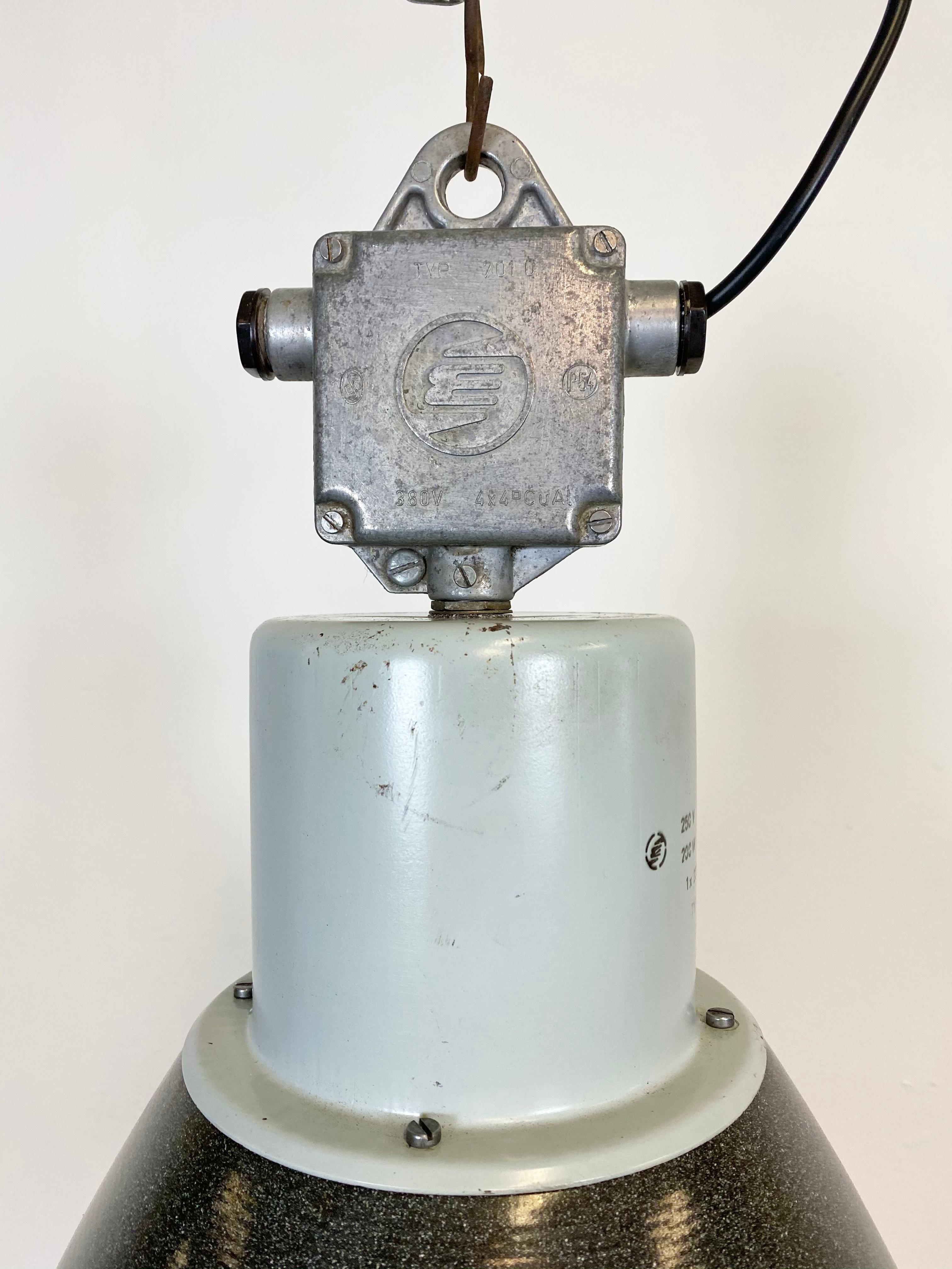 Industrielle graue Emaille-Fabriklampe aus der Industrie, 1960er Jahre (Tschechisch) im Angebot