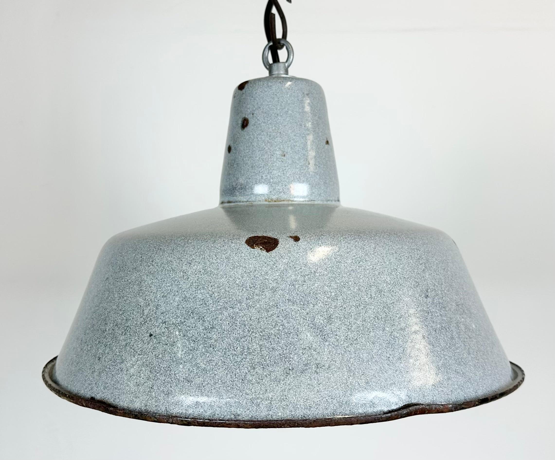 Industrielle Fabriklampe mit grauer Emaille, 1960er Jahre (Polnisch) im Angebot
