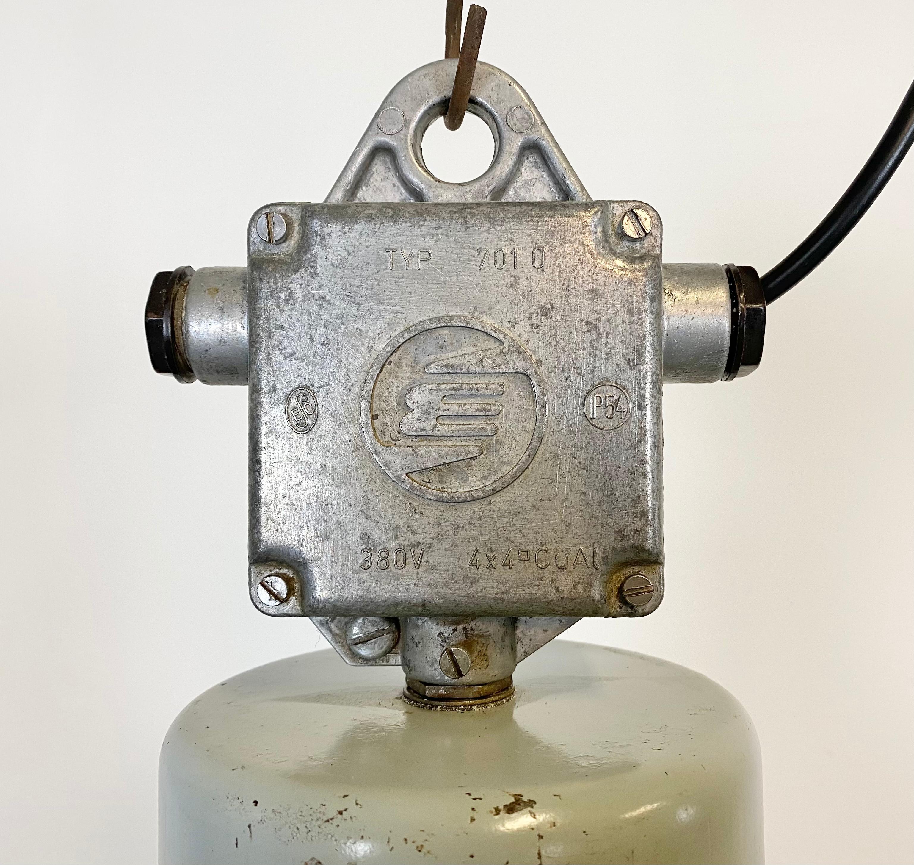 Industrielle graue Emaille-Fabriklampe aus der Industrie, 1960er Jahre (Gegossen) im Angebot