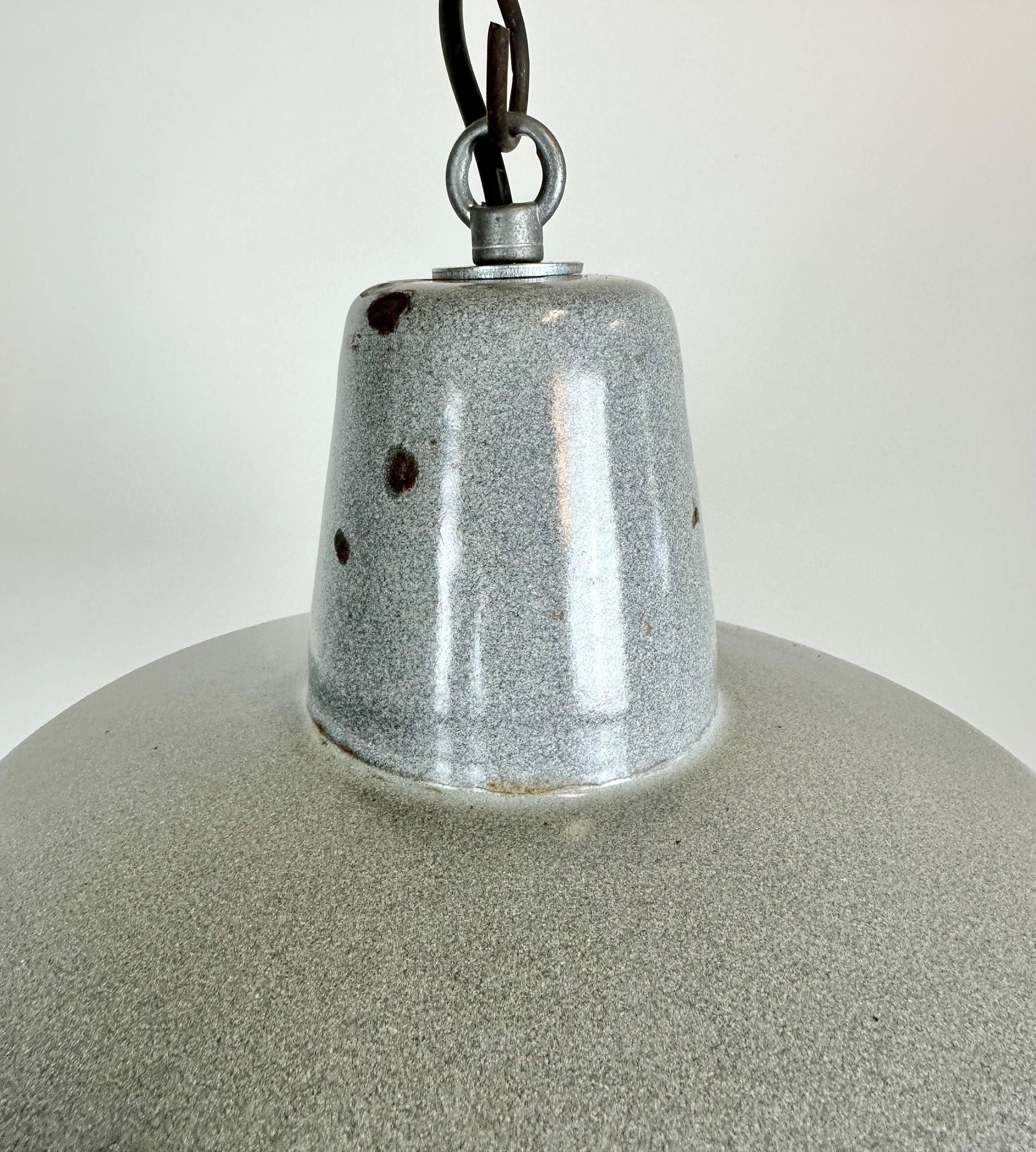 Industrielle Fabriklampe mit grauer Emaille, 1960er Jahre im Zustand „Gut“ im Angebot in Kojetice, CZ