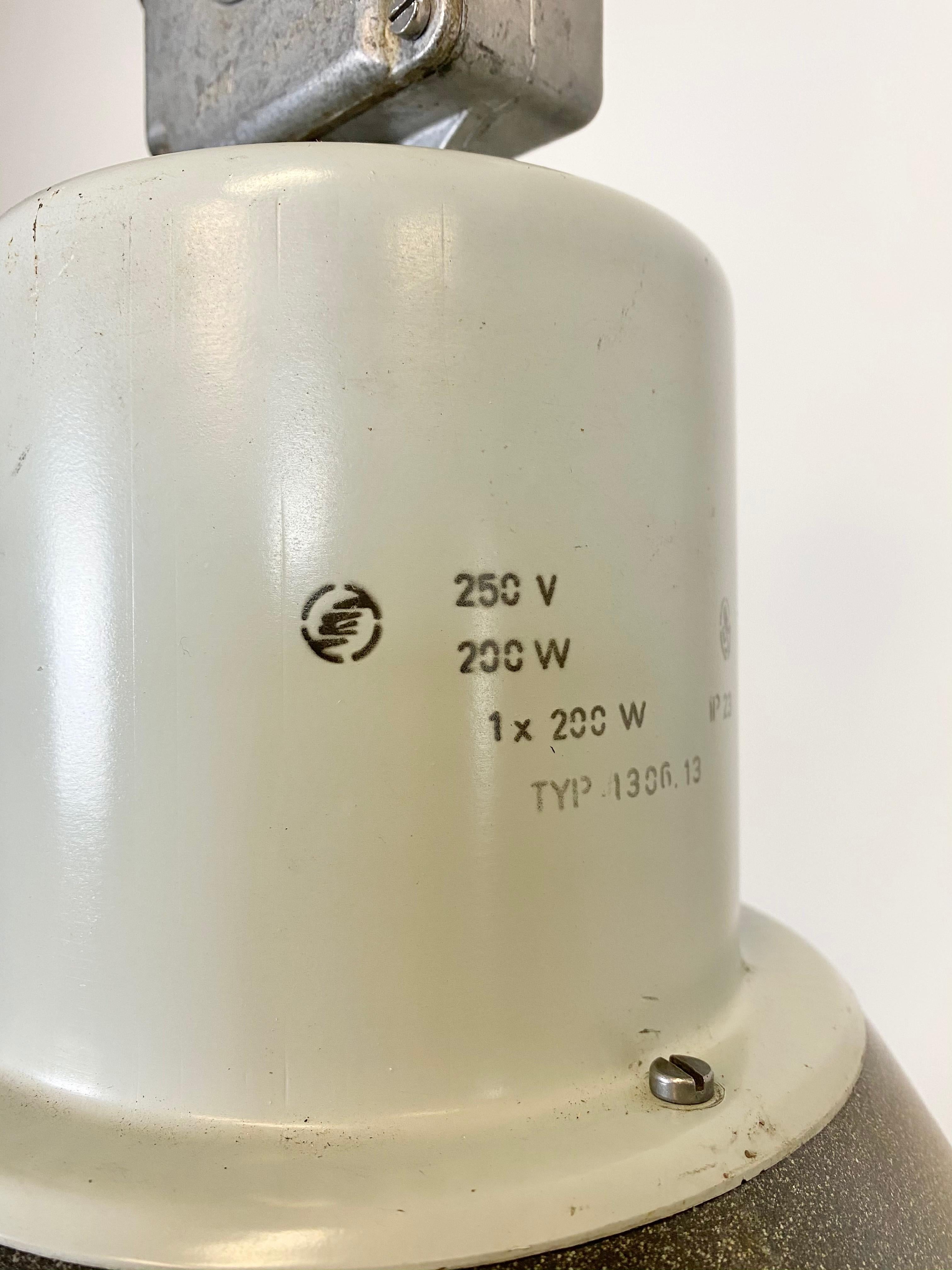 Industrielle graue Emaille-Fabriklampe aus der Industrie, 1960er Jahre im Zustand „Gut“ im Angebot in Kojetice, CZ