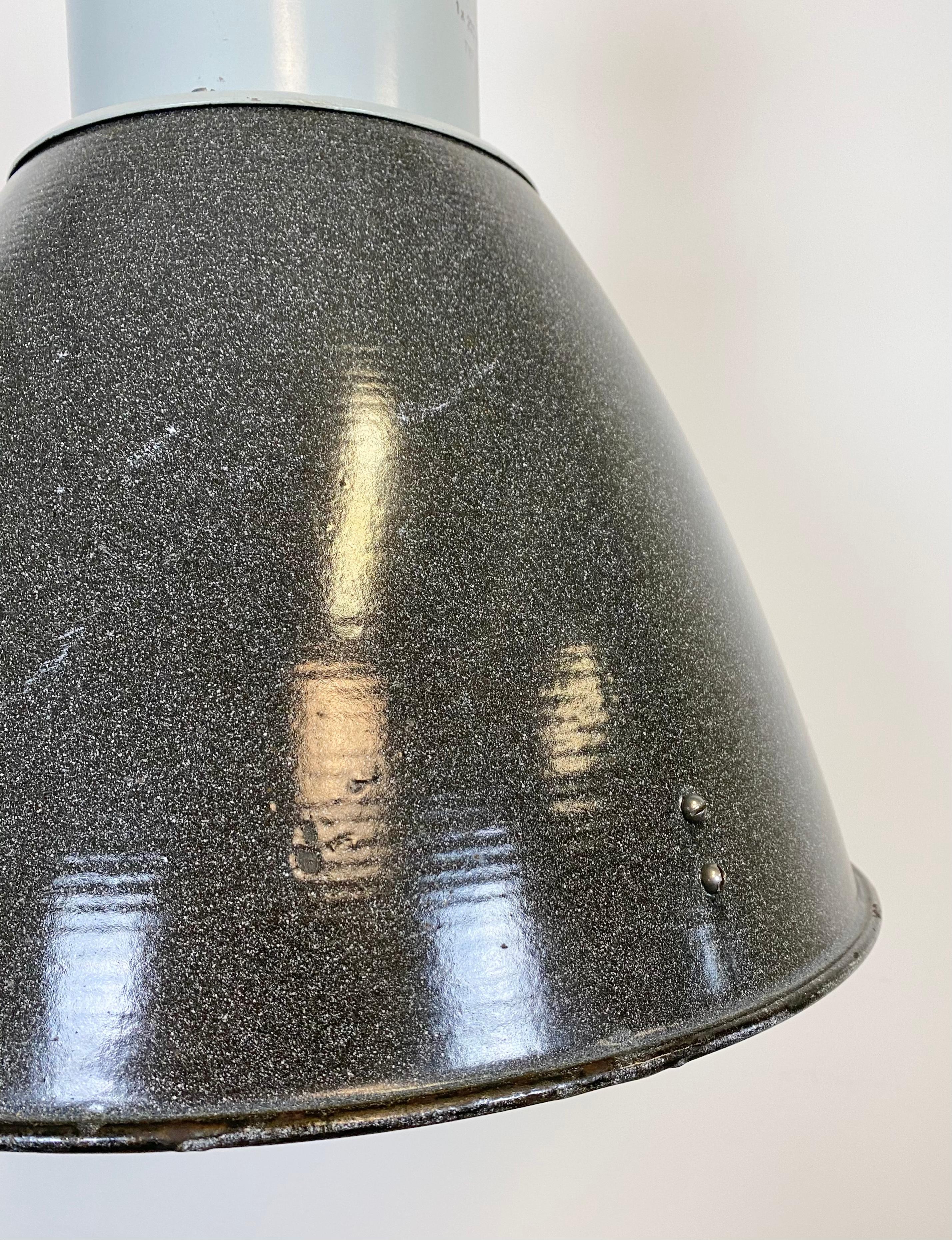 Industrielle graue Emaille-Fabriklampe aus der Industrie, 1960er Jahre im Angebot 1