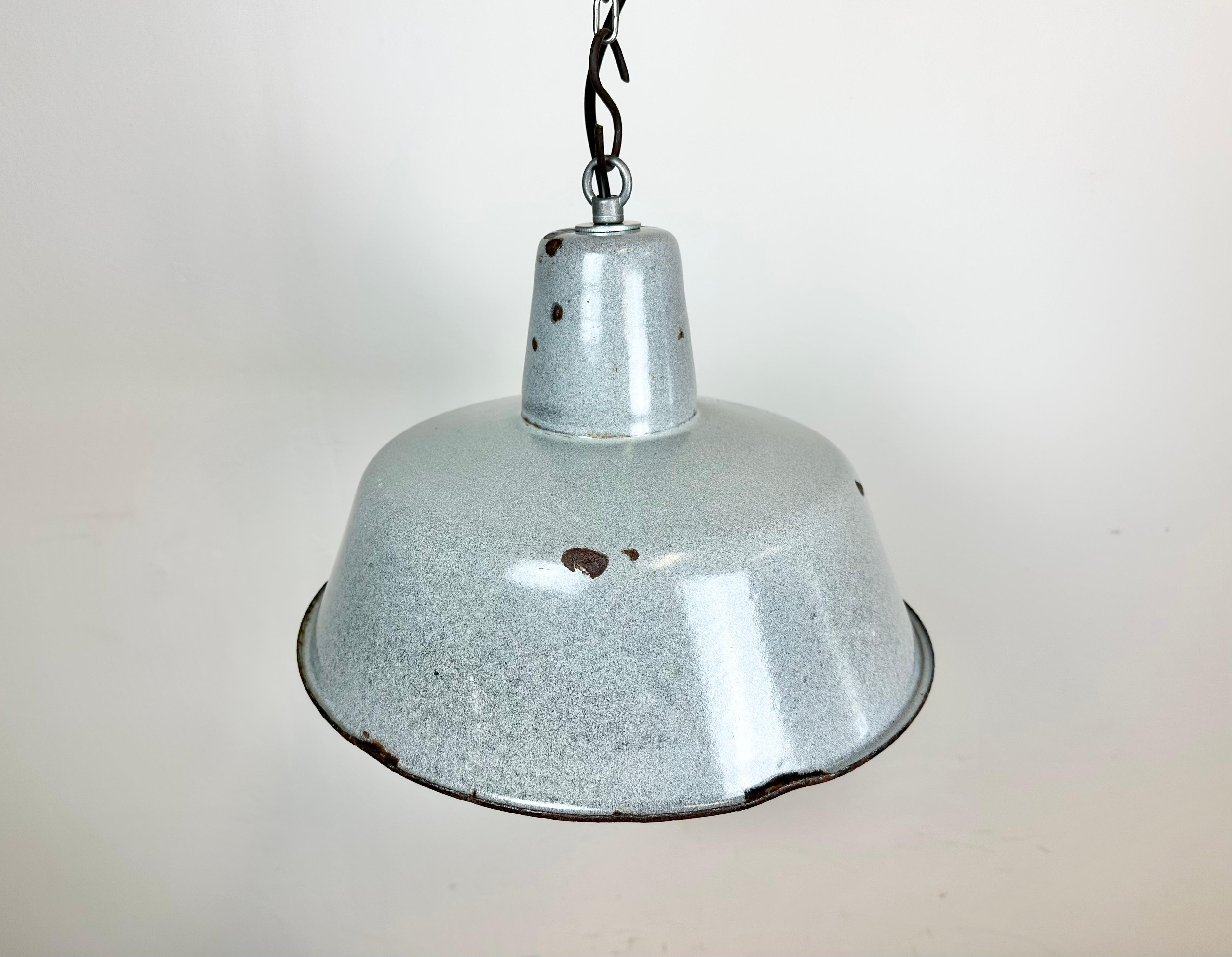 Industrielle Fabriklampe mit grauer Emaille, 1960er Jahre im Angebot 2