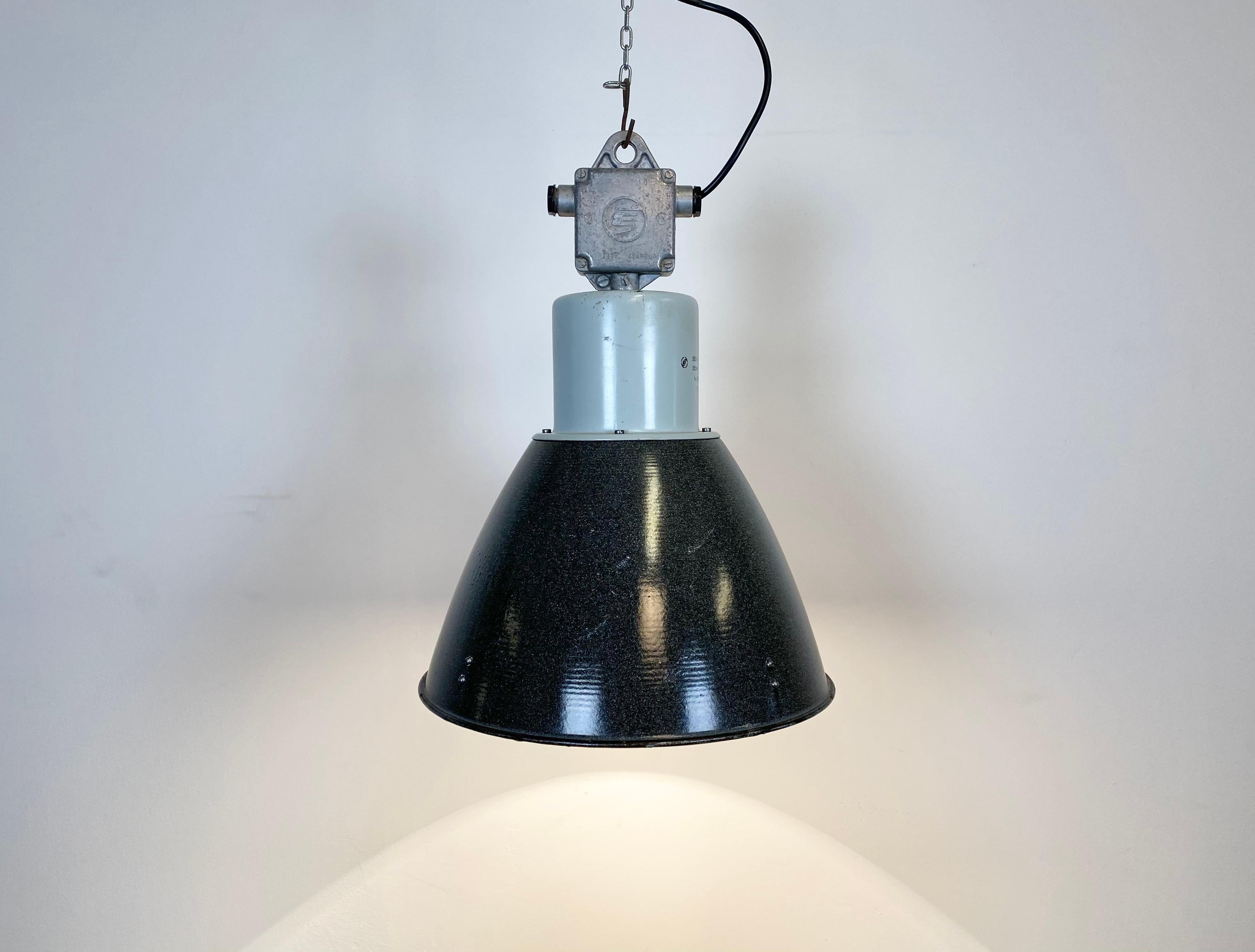 Industrielle graue Emaille-Fabriklampe aus der Industrie, 1960er Jahre im Angebot 2