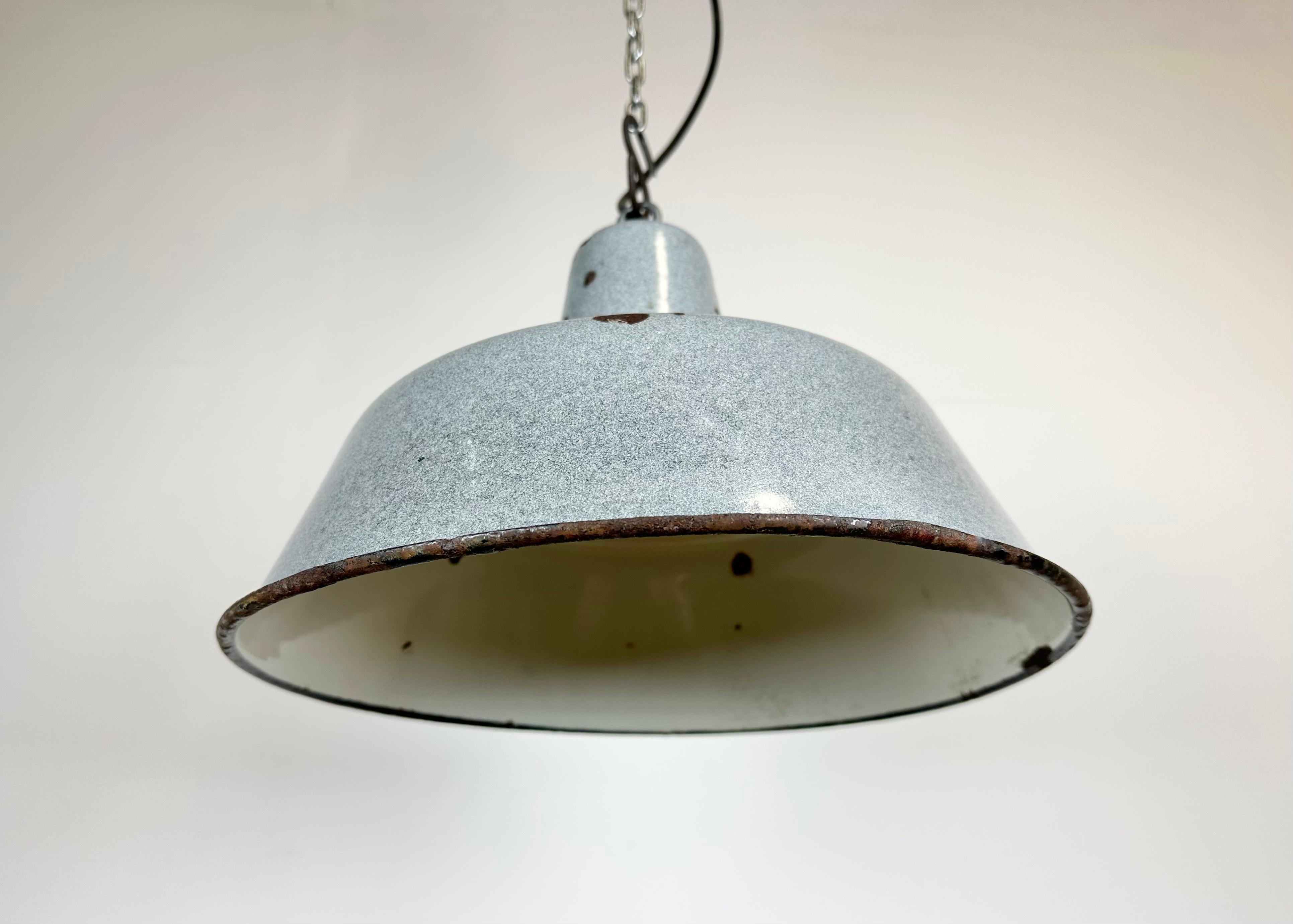 Industrielle Fabriklampe mit grauer Emaille, 1960er Jahre im Angebot 3