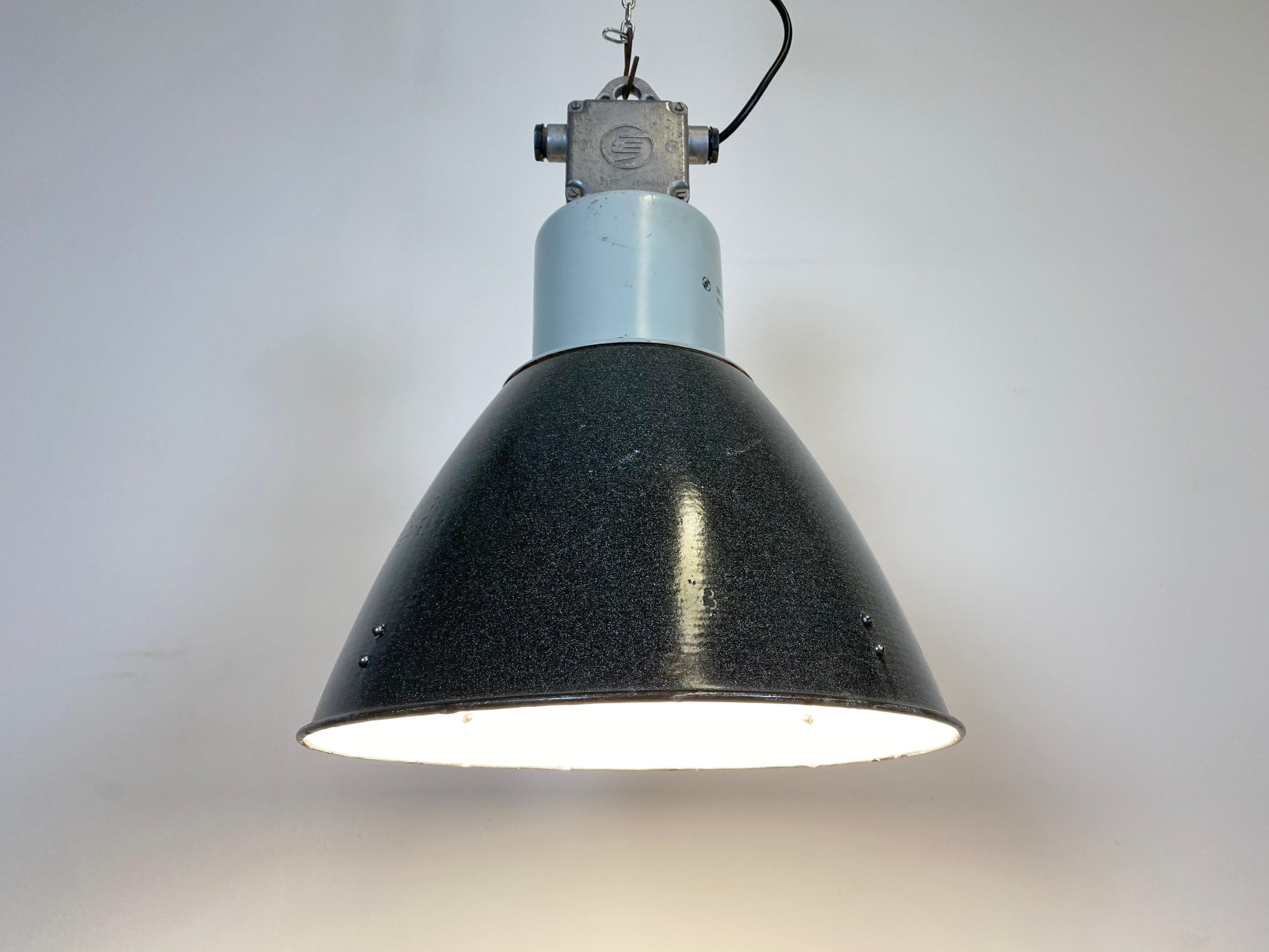 Industrielle graue Emaille-Fabriklampe aus der Industrie, 1960er Jahre im Angebot 3