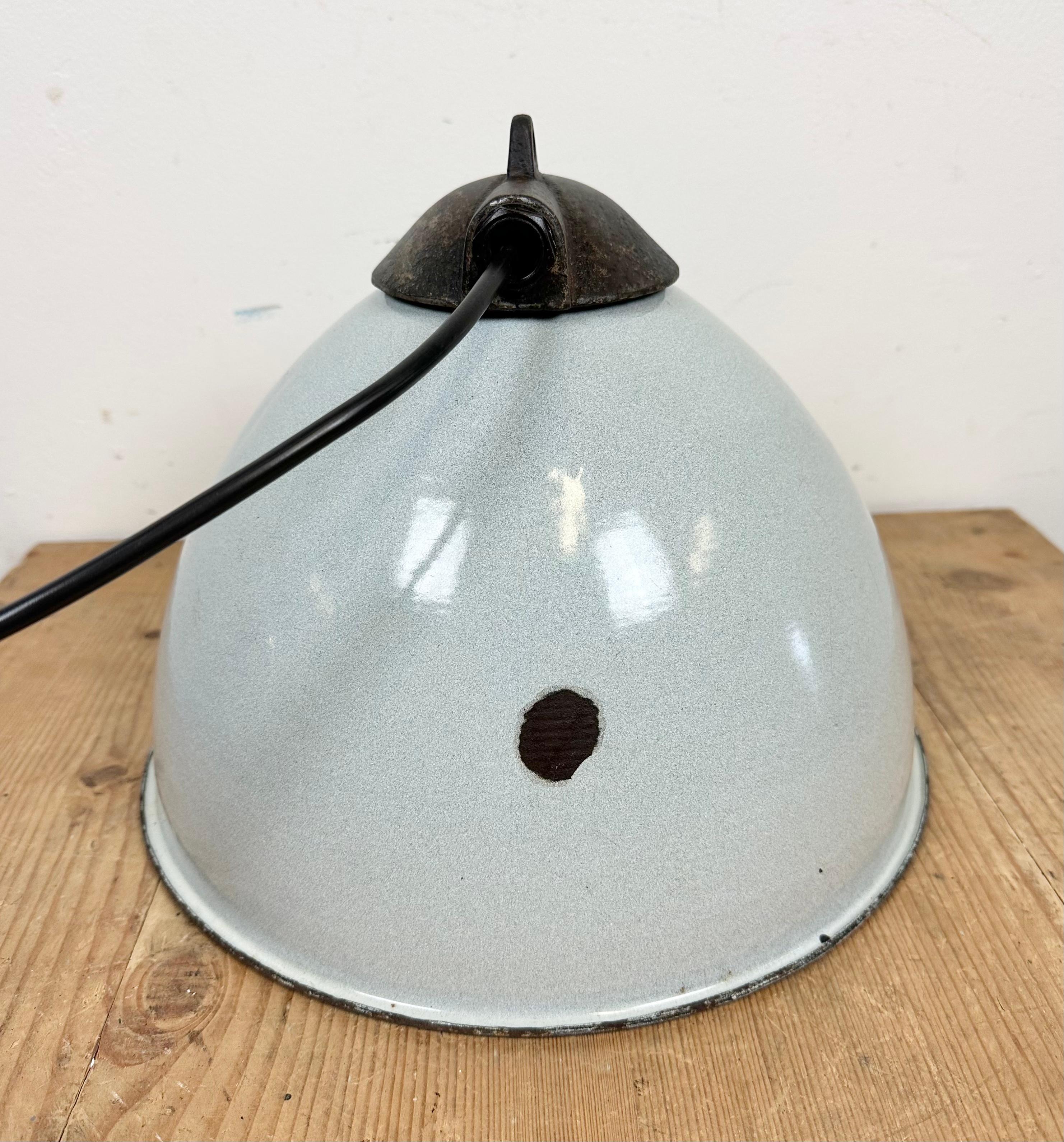 Lampe d'usine industrielle en émail gris avec plateau en fonte, années 1960 en vente 3