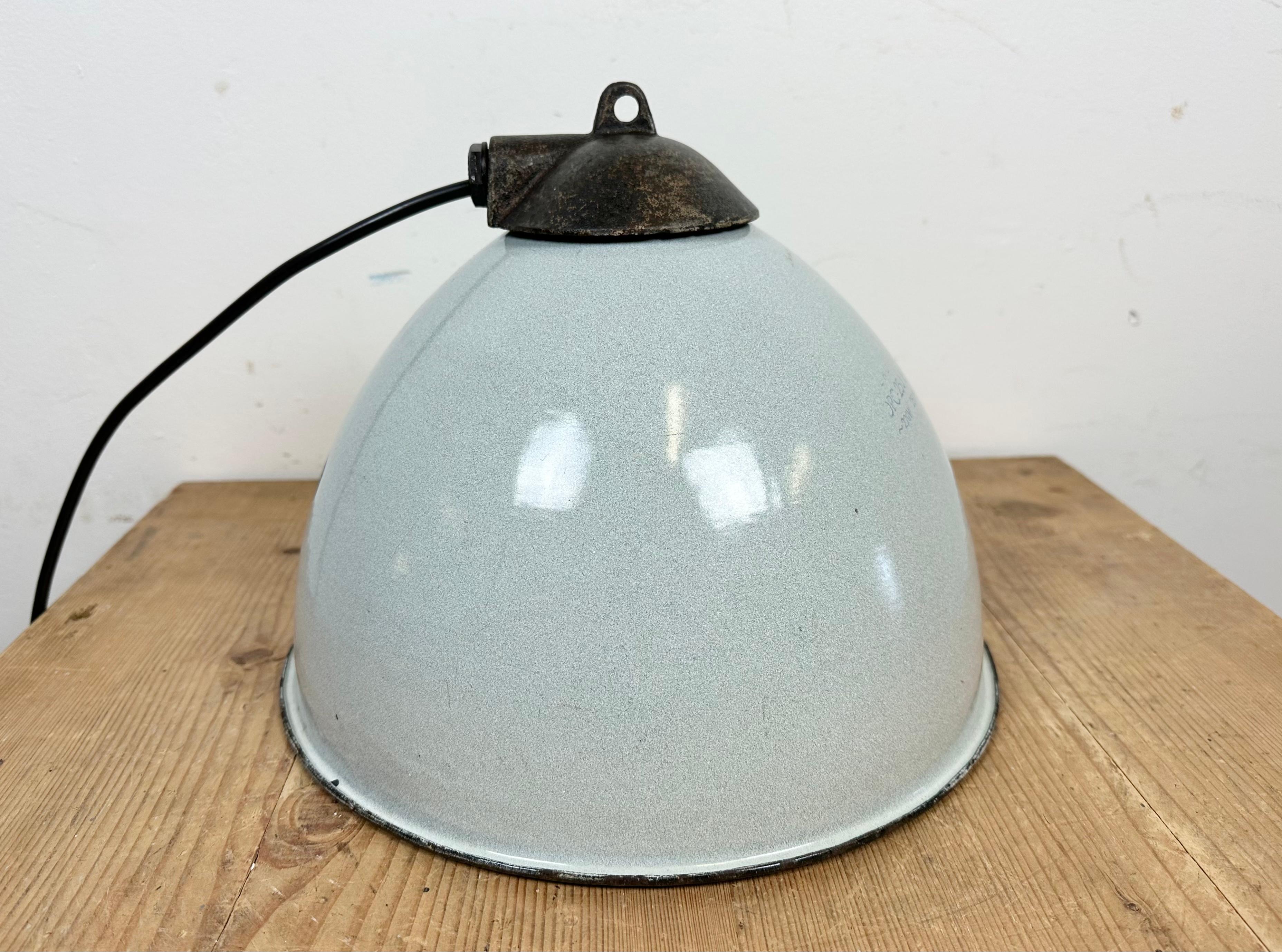 Lampe d'usine industrielle en émail gris avec plateau en fonte, années 1960 en vente 4