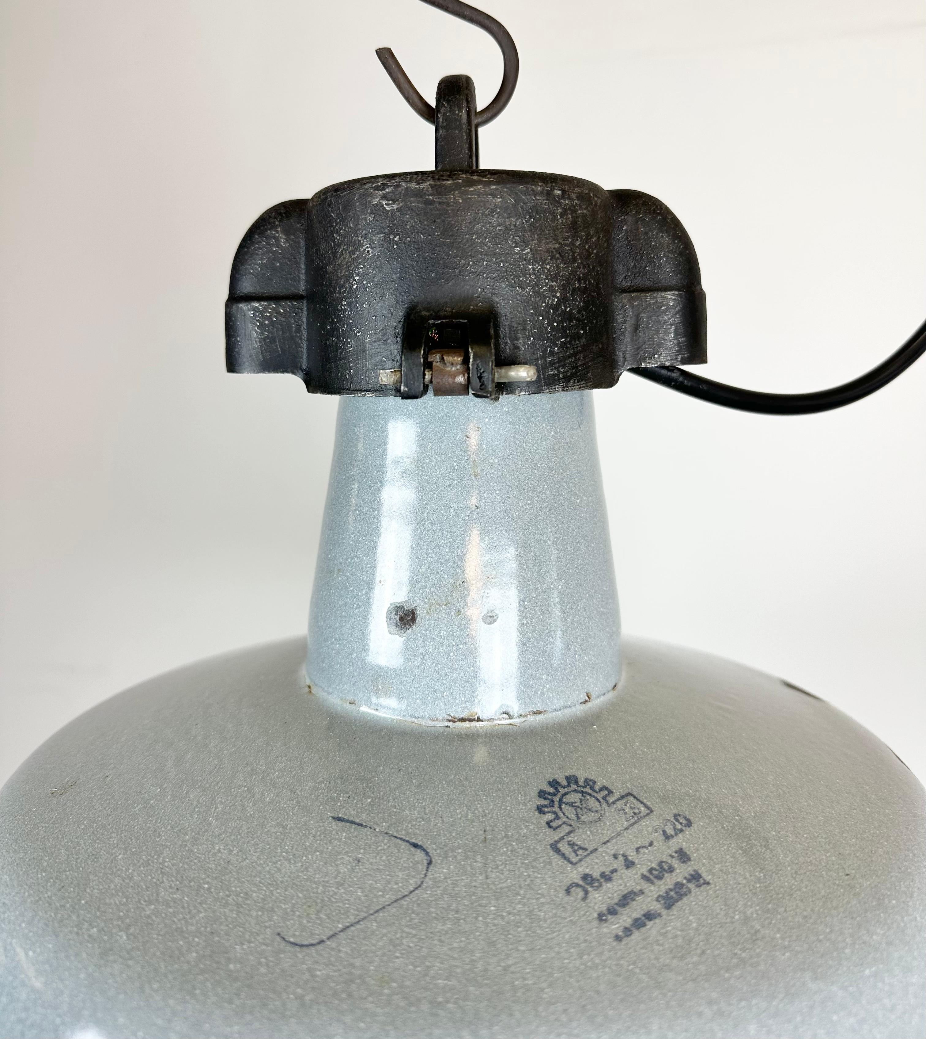 Industrial Grey Enamel Factory Lamp with Cast Iron Top, 1960s In Good Condition For Sale In Kojetice, CZ