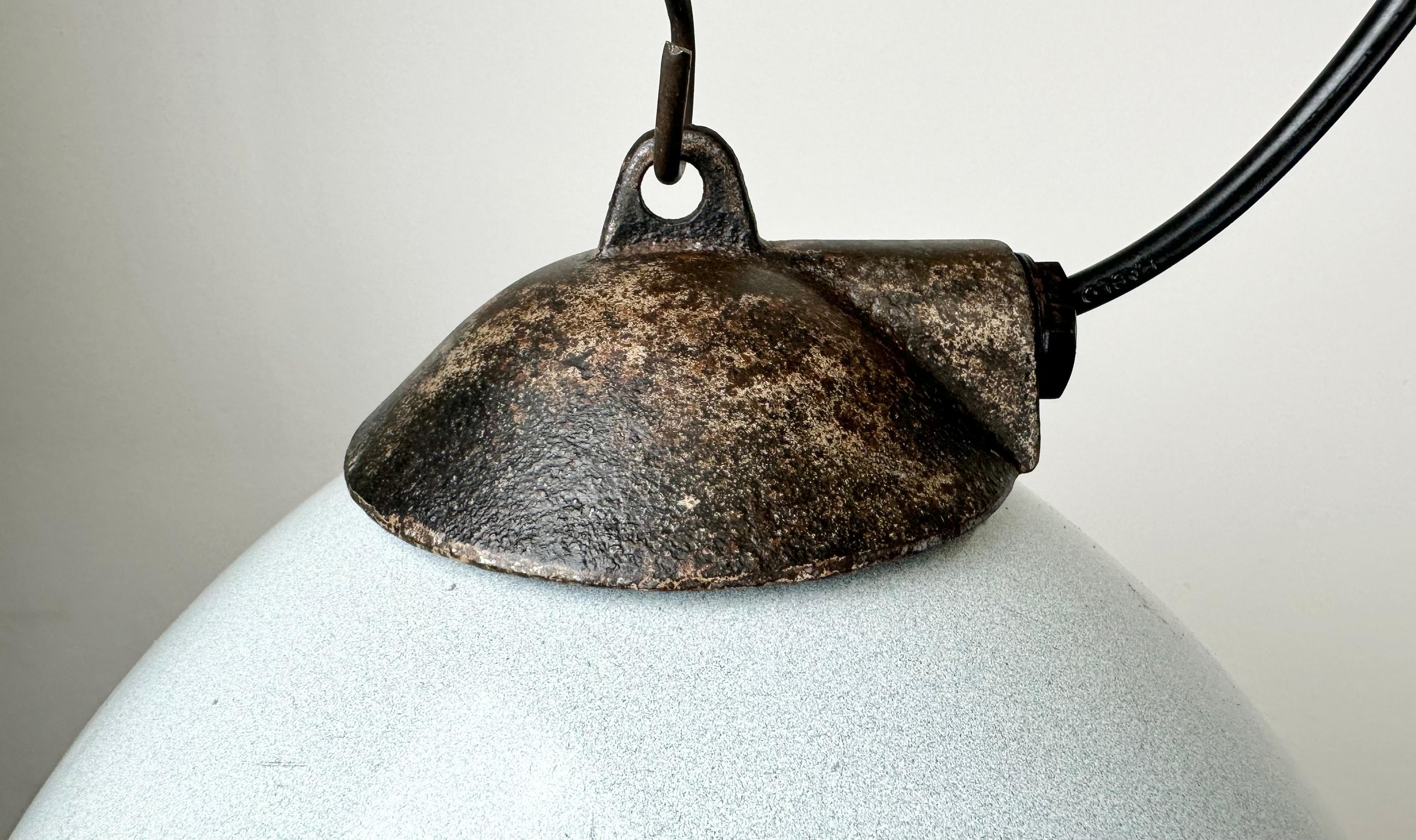 Polonais Lampe d'usine industrielle en émail gris avec plateau en fonte, années 1960 en vente