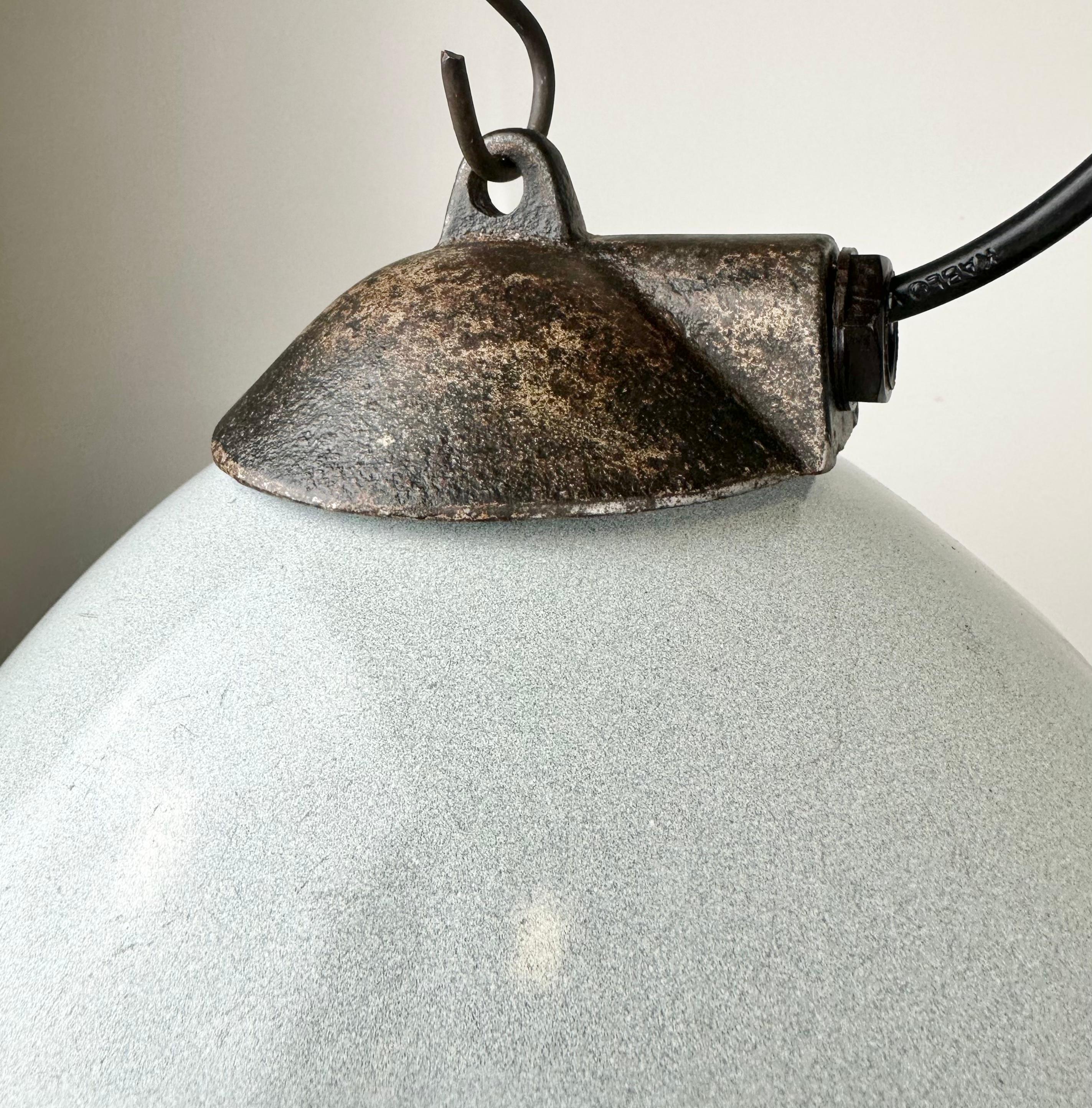 Moulage Lampe d'usine industrielle en émail gris avec plateau en fonte, années 1960 en vente