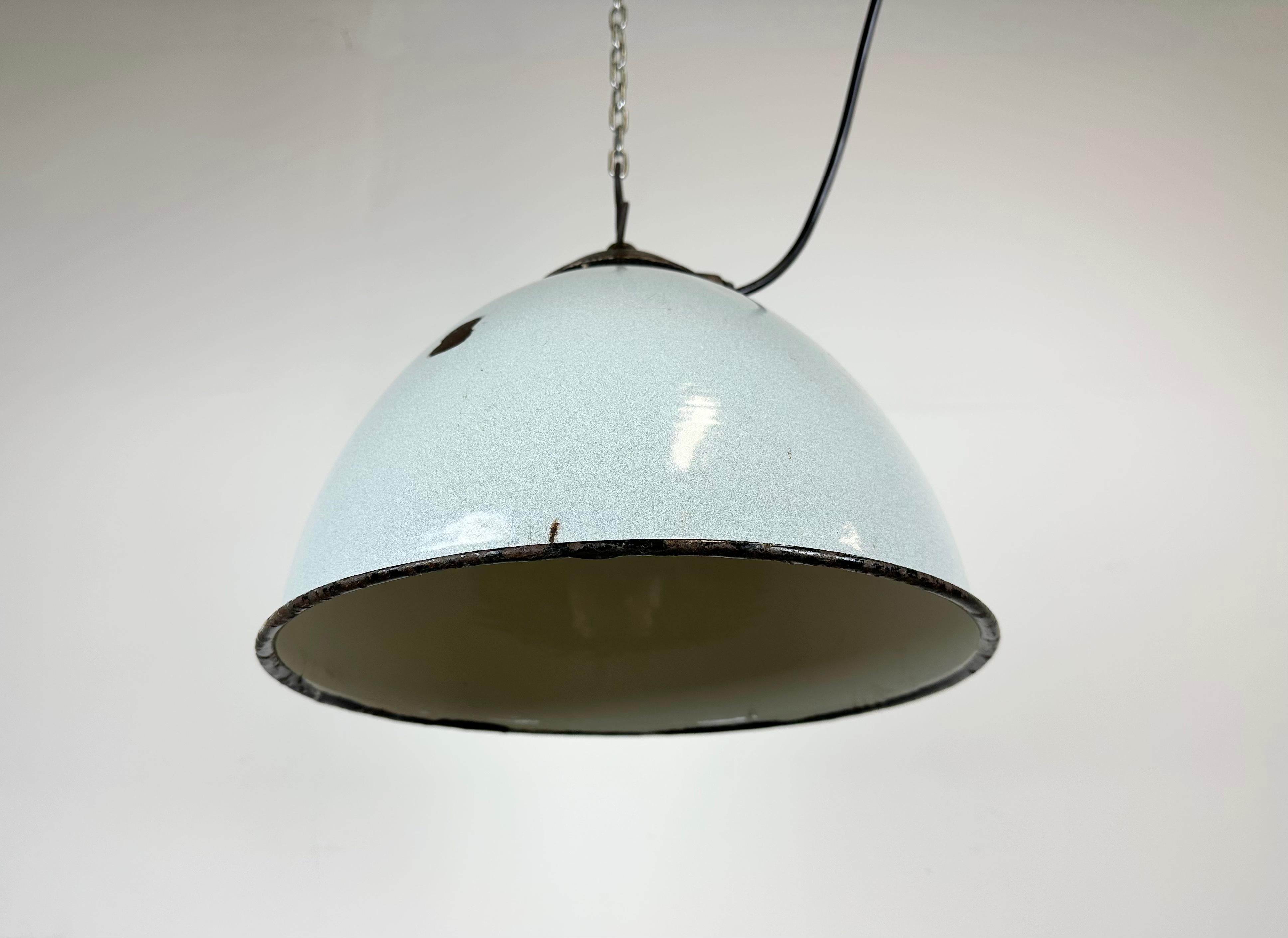 20ième siècle Lampe d'usine industrielle en émail gris avec plateau en fonte, années 1960 en vente