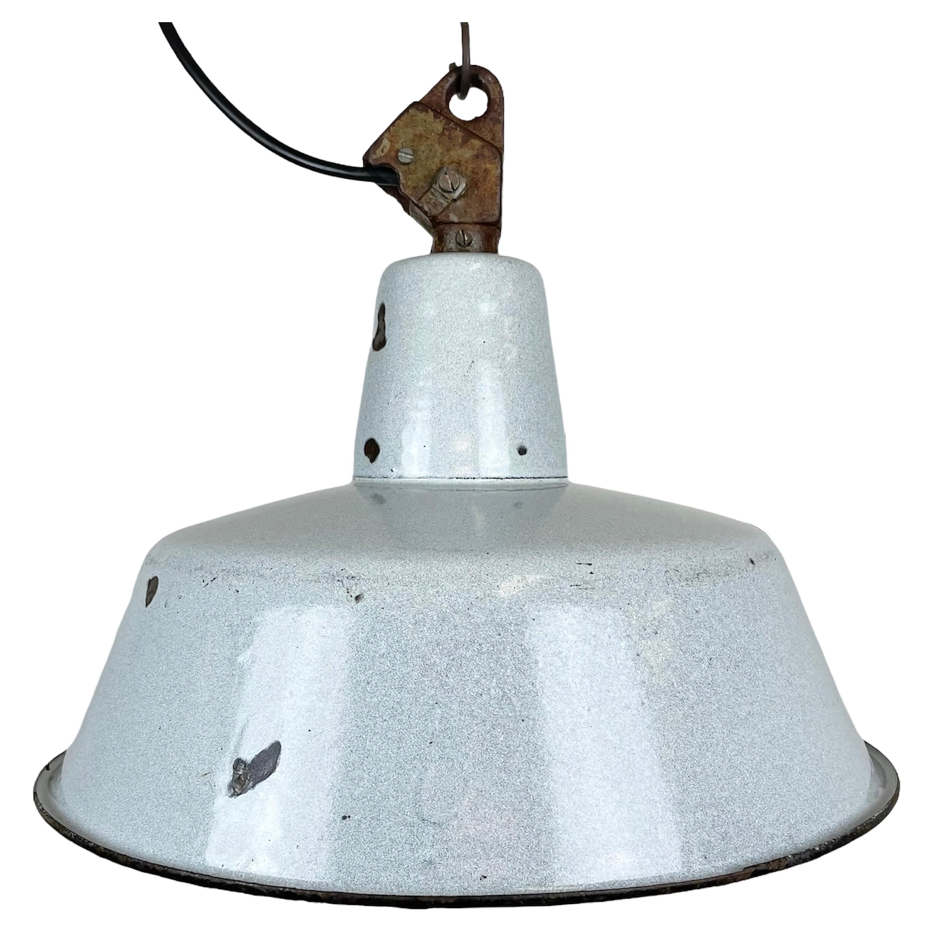 Industrielle graue Emaille-Fabriklampe mit gusseiserner Platte, 1960er Jahre