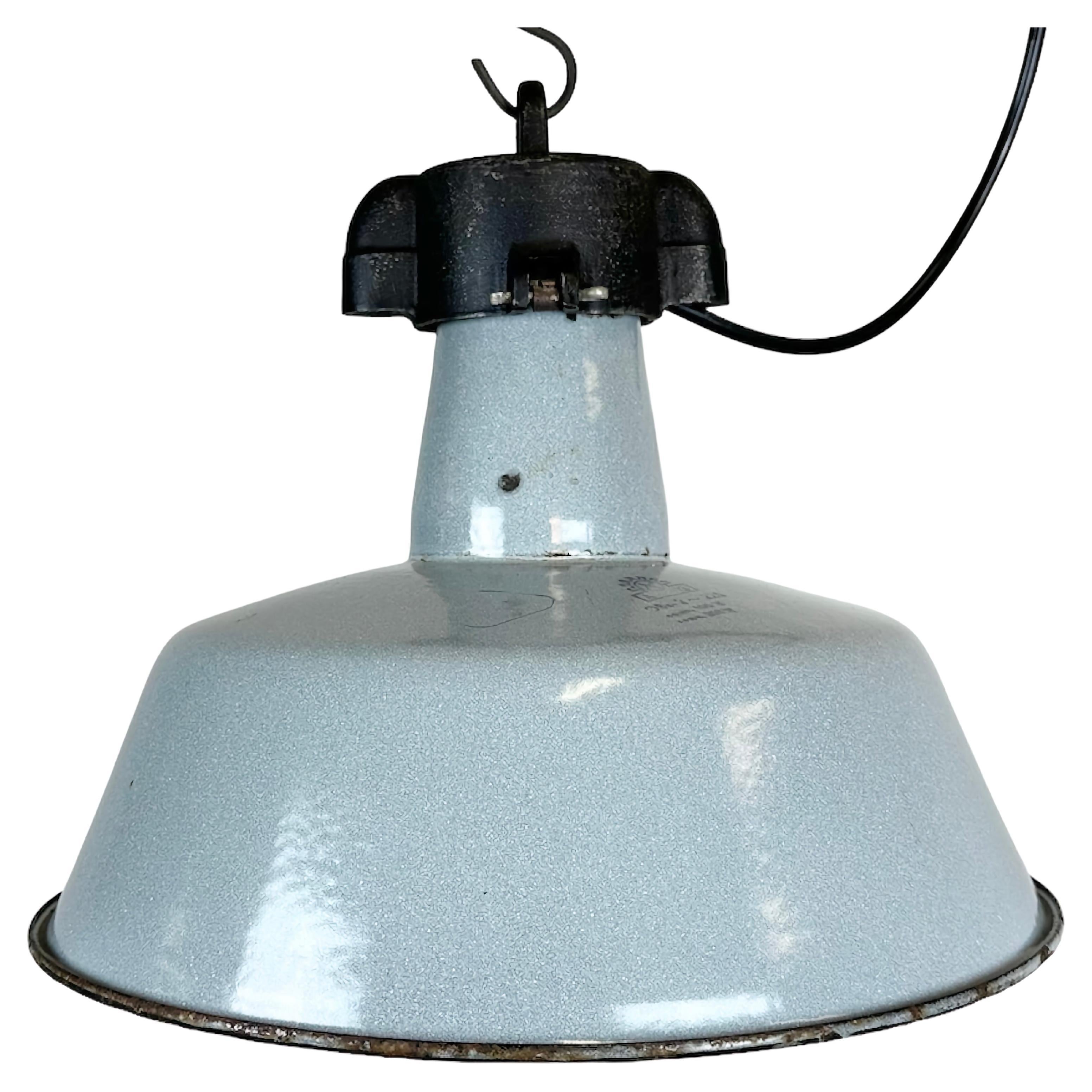 Industrielle graue Emaille-Fabriklampe mit gusseiserner Platte, 1960er Jahre