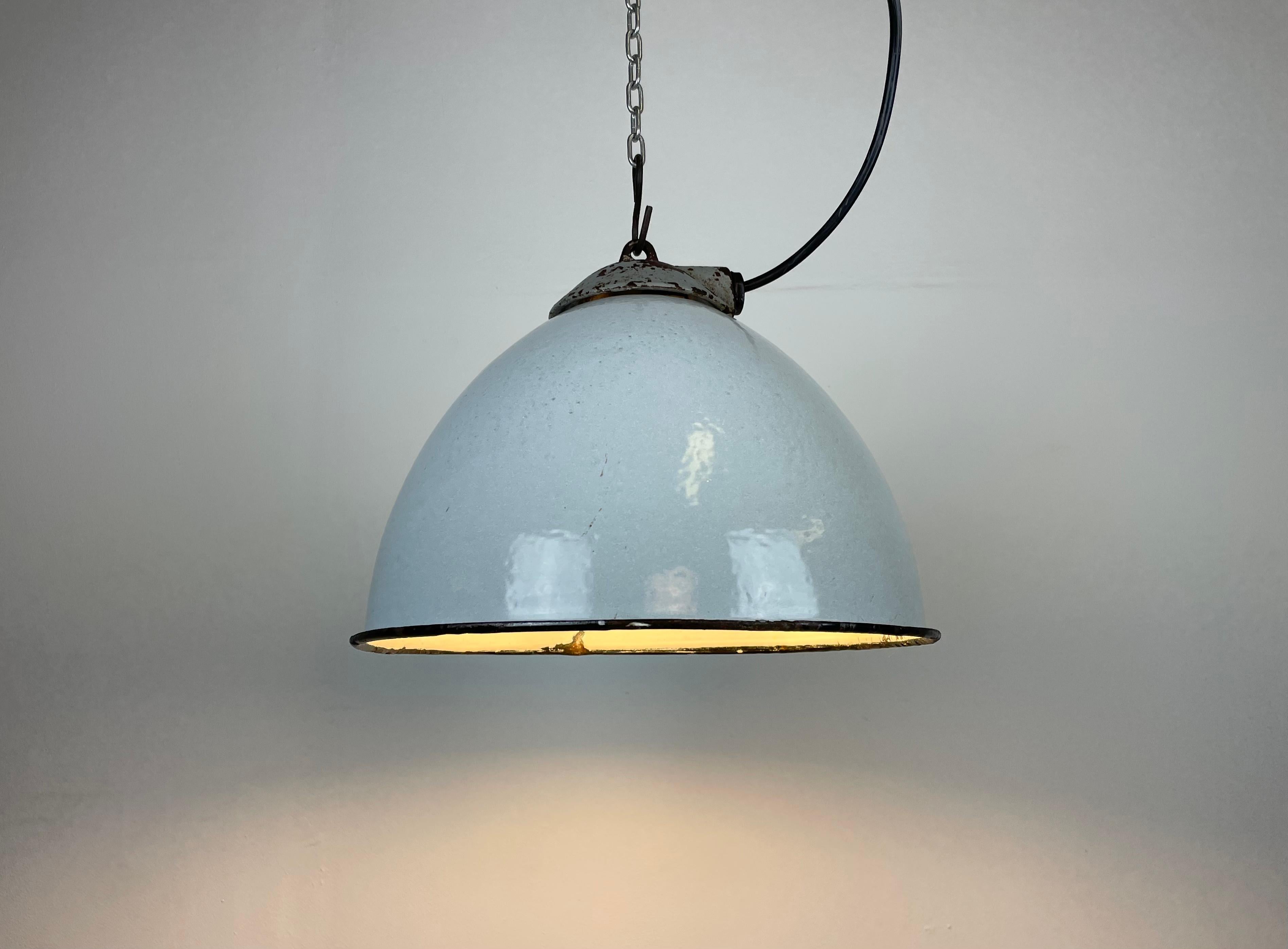 Lampada industriale da fabbrica in smalto grigio con piano in ghisa di Zaos, anni '60 in vendita 1
