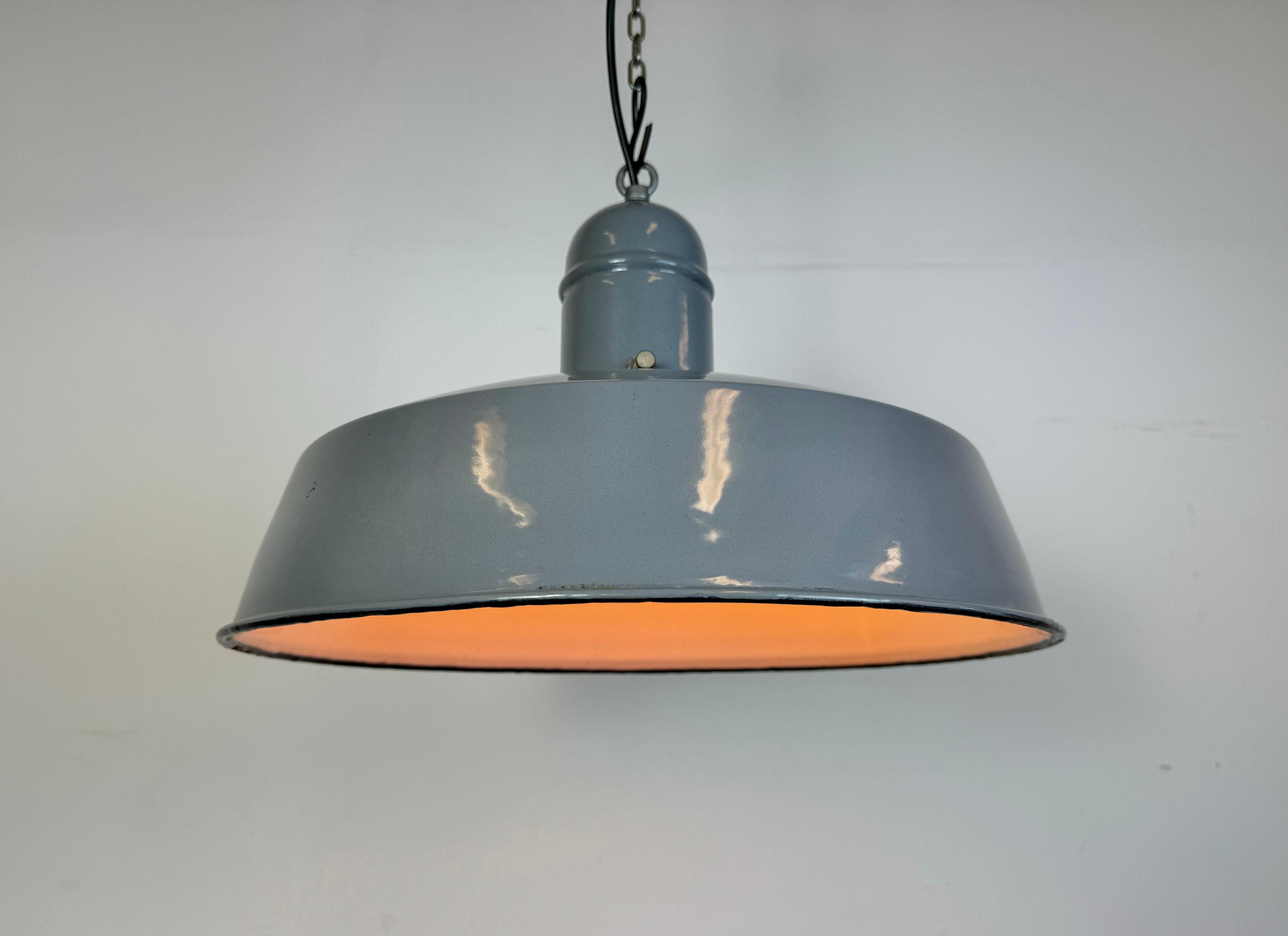 Lampada a sospensione industriale di fabbrica in smalto grigio, anni '60 in vendita 3