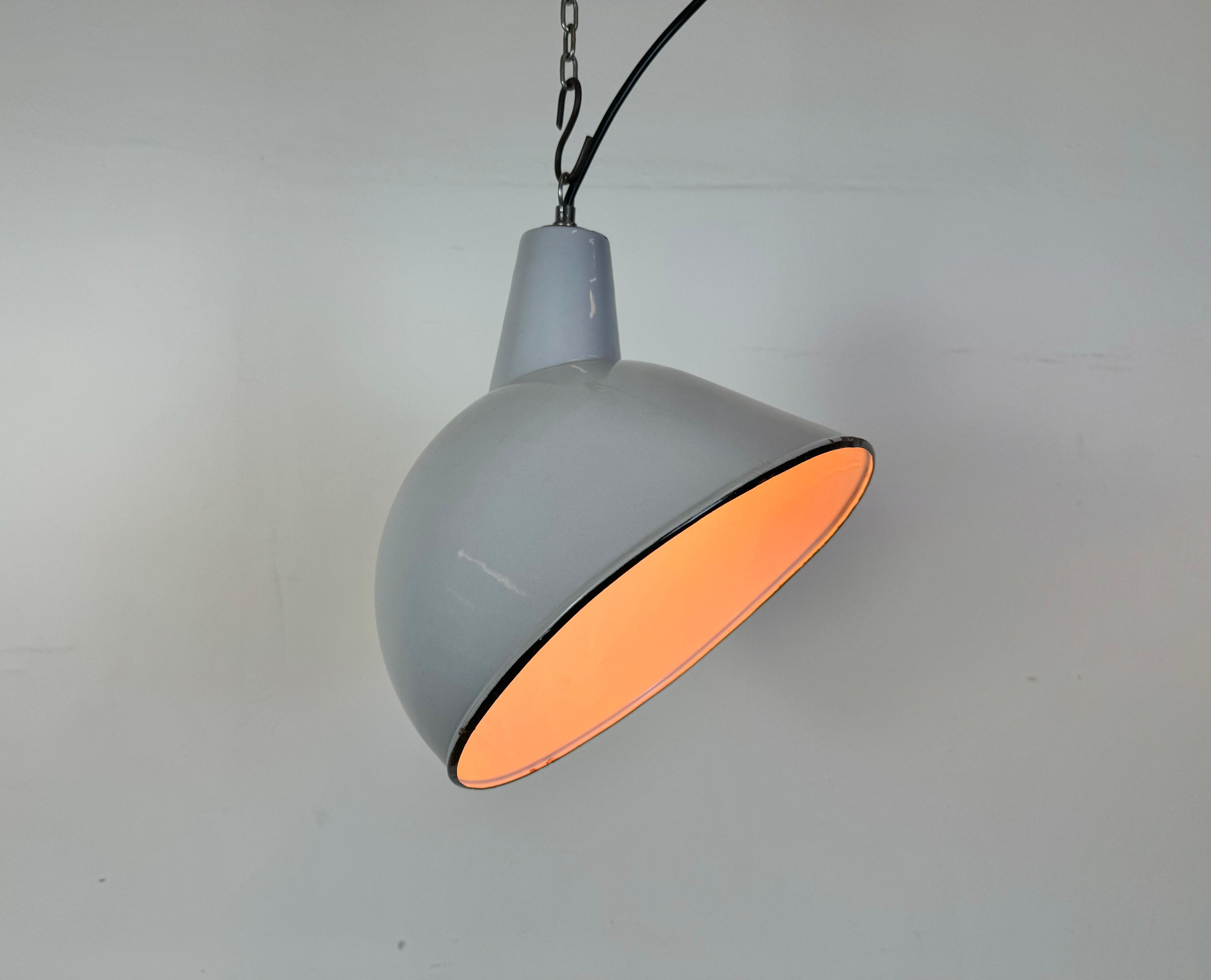 Lampada a sospensione industriale di fabbrica in smalto grigio, anni '60 in vendita 3