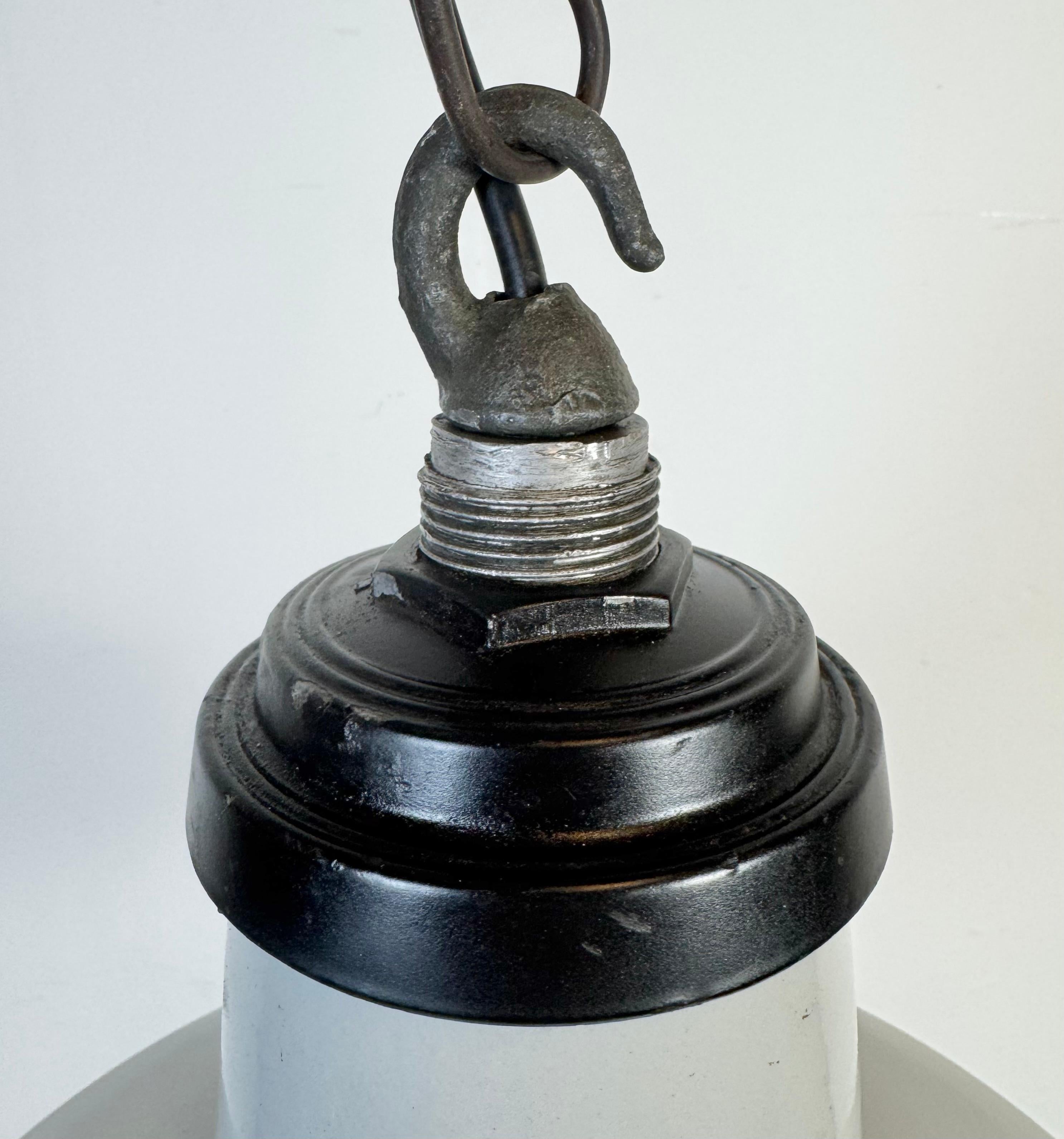 Lampada a sospensione industriale di fabbrica in smalto grigio, anni '60 in vendita 3