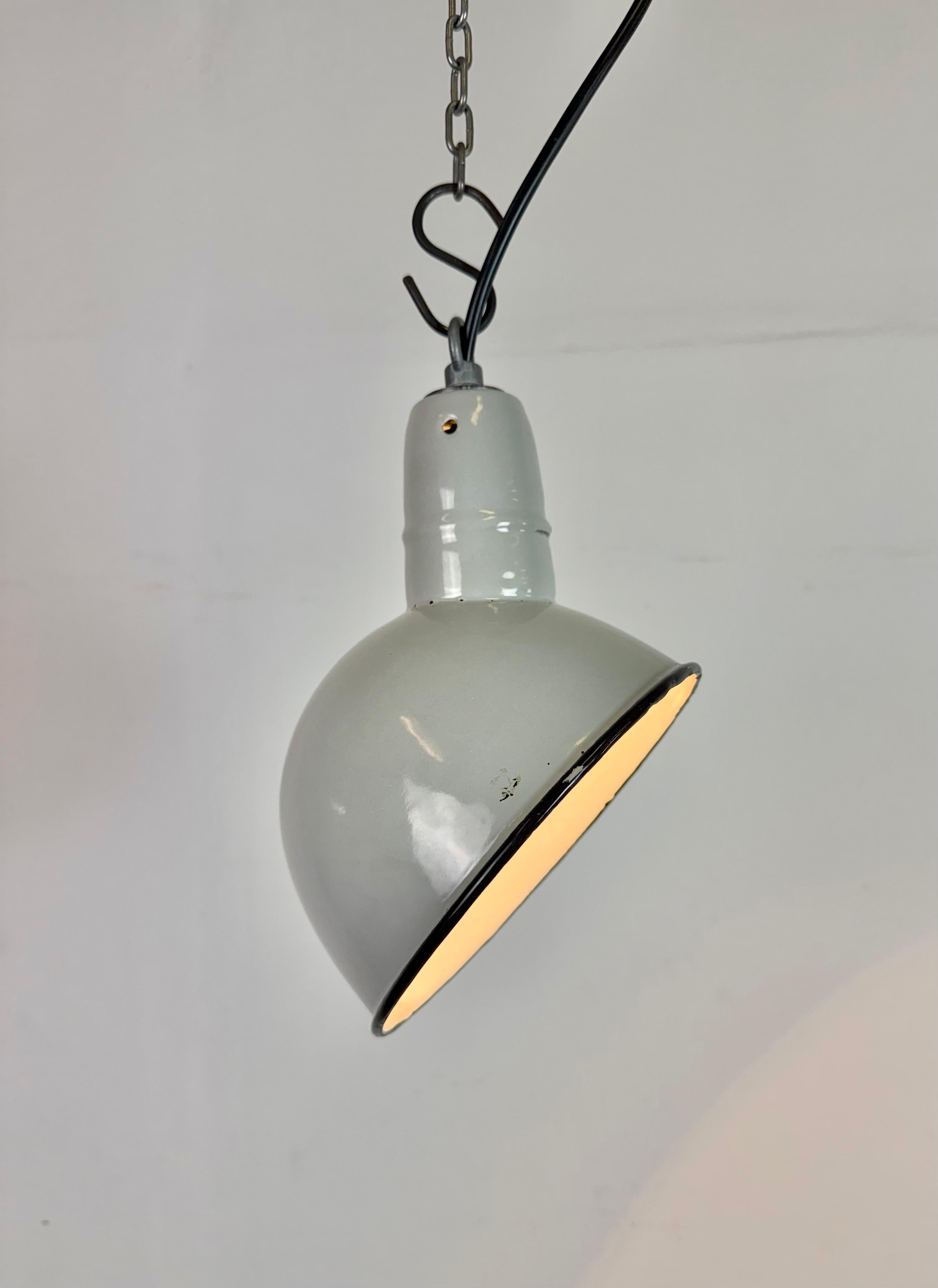 Lampada a sospensione industriale di fabbrica in smalto grigio, anni '60 in vendita 3