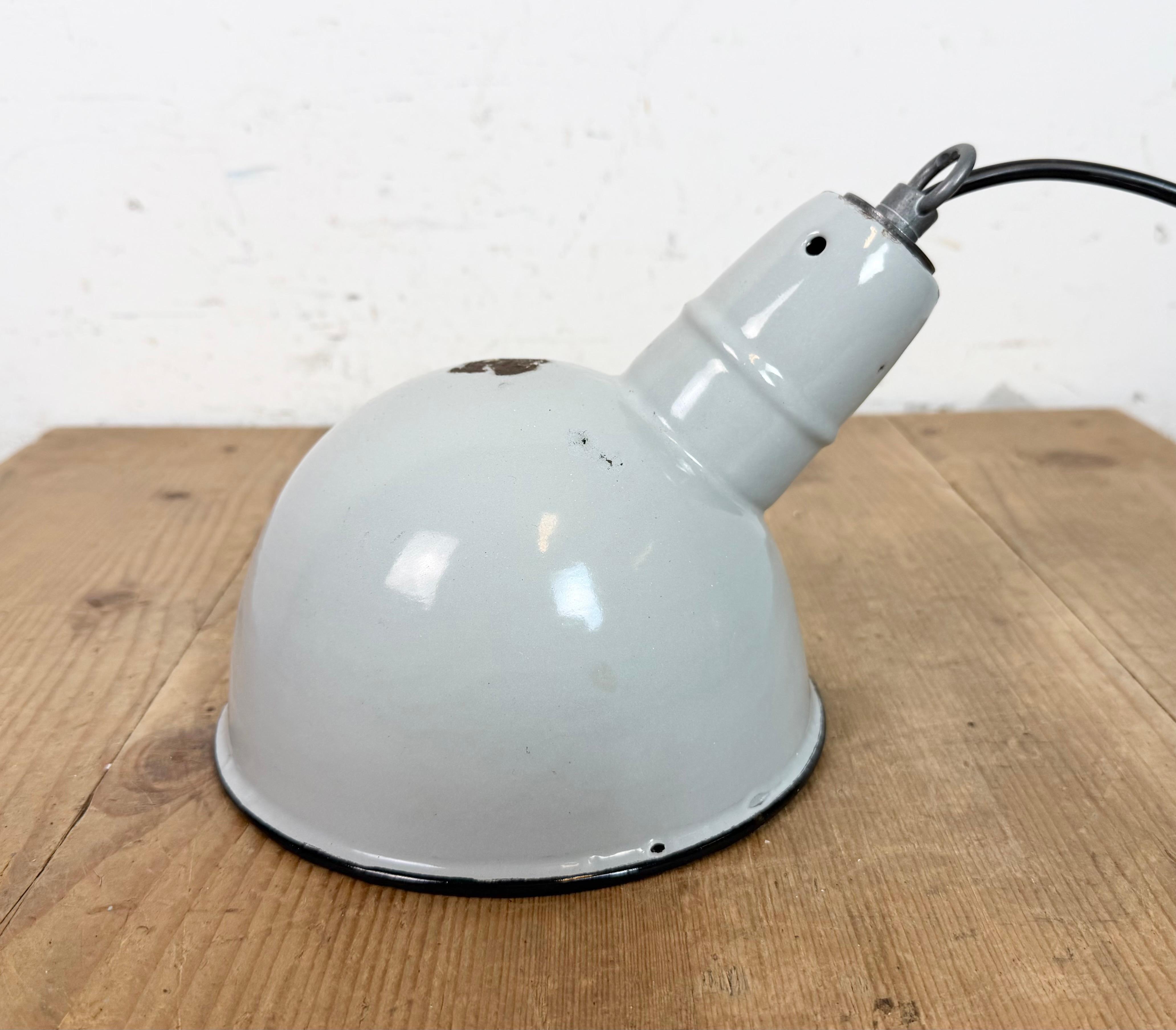Lampe suspendue industrielle en émail gris, années 1960 en vente 3