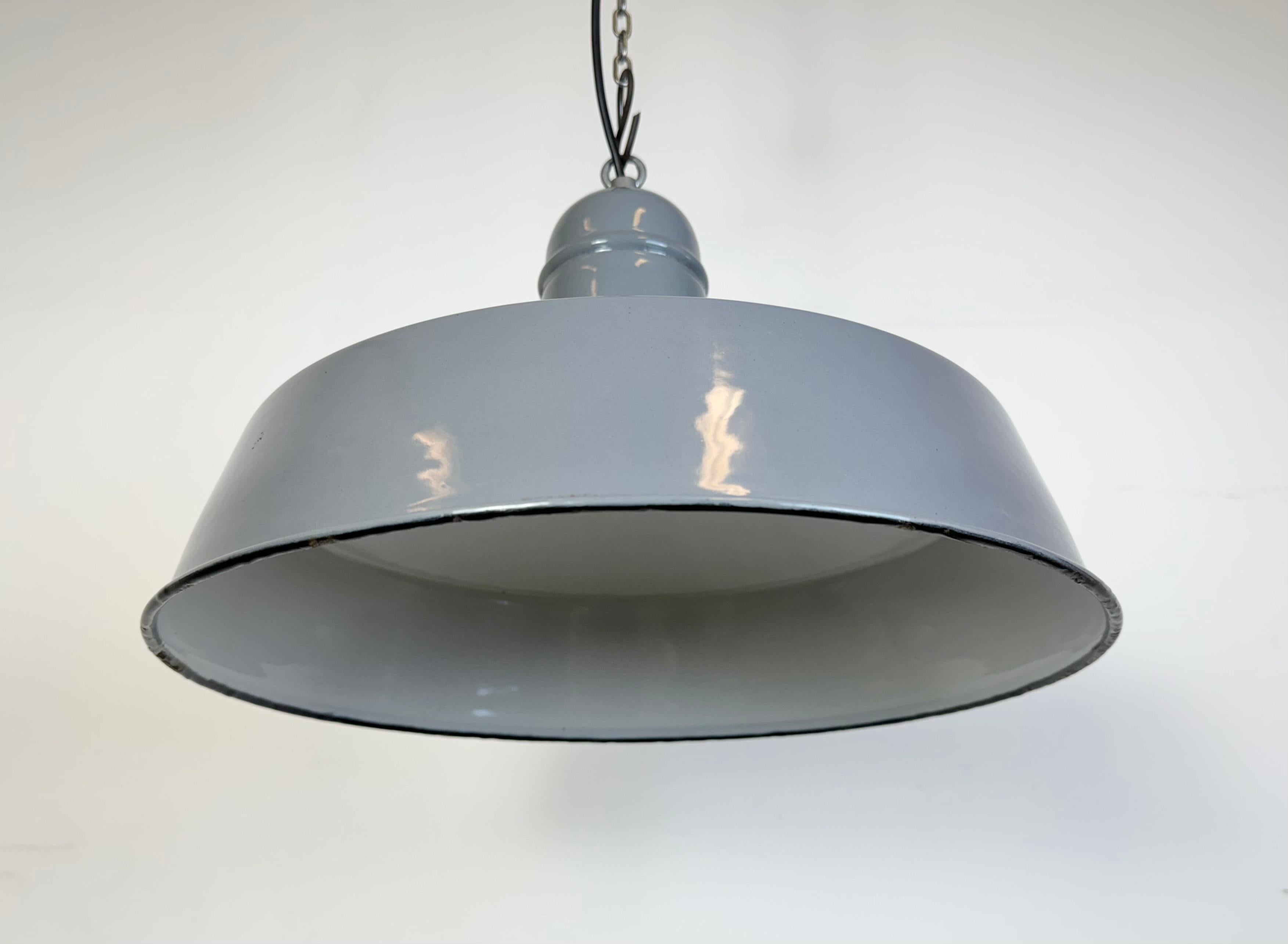 Lampada a sospensione industriale di fabbrica in smalto grigio, anni '60 in vendita 4