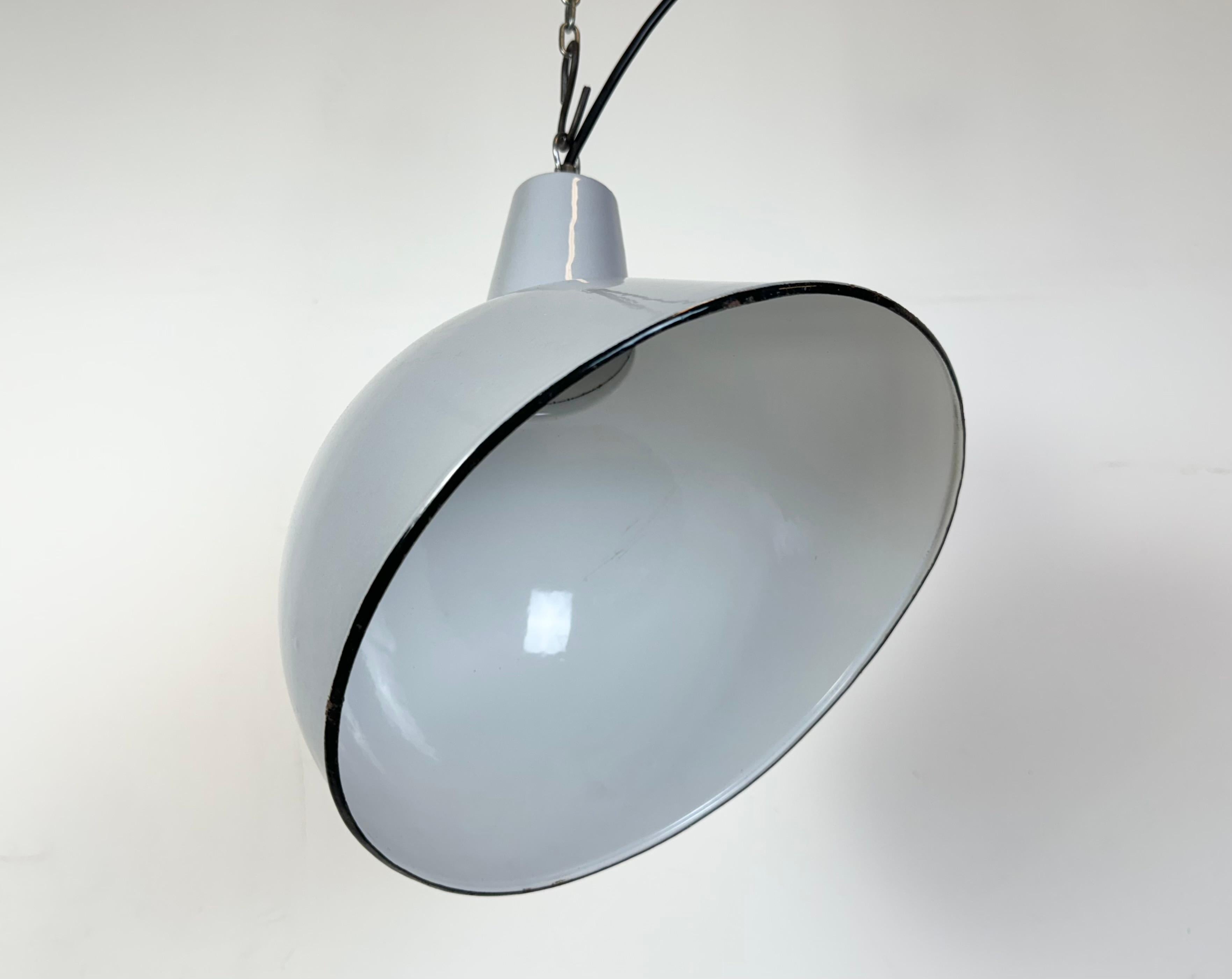 Lampada a sospensione industriale di fabbrica in smalto grigio, anni '60 in vendita 4