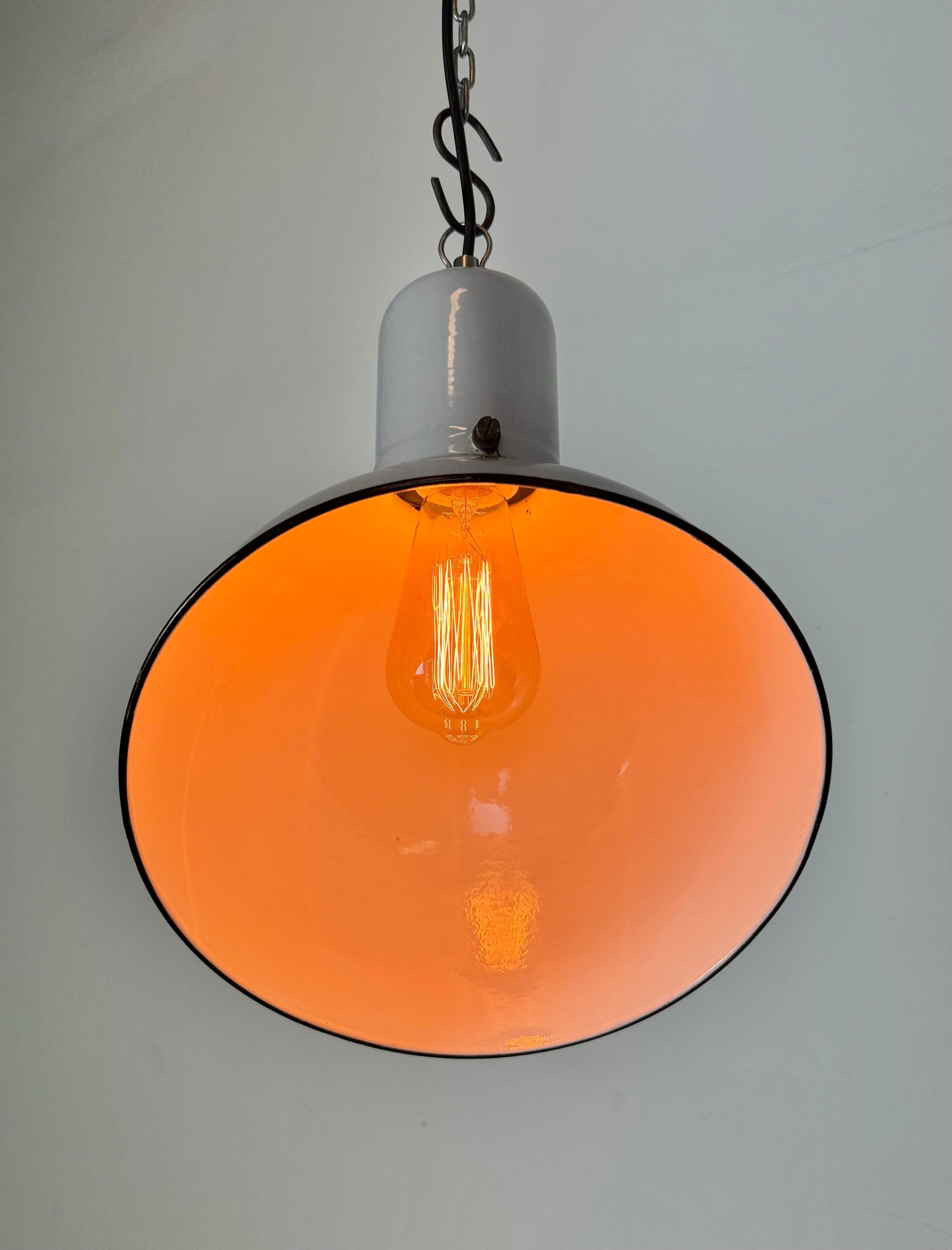 Lampada a sospensione industriale di fabbrica in smalto grigio, anni '60 in vendita 4
