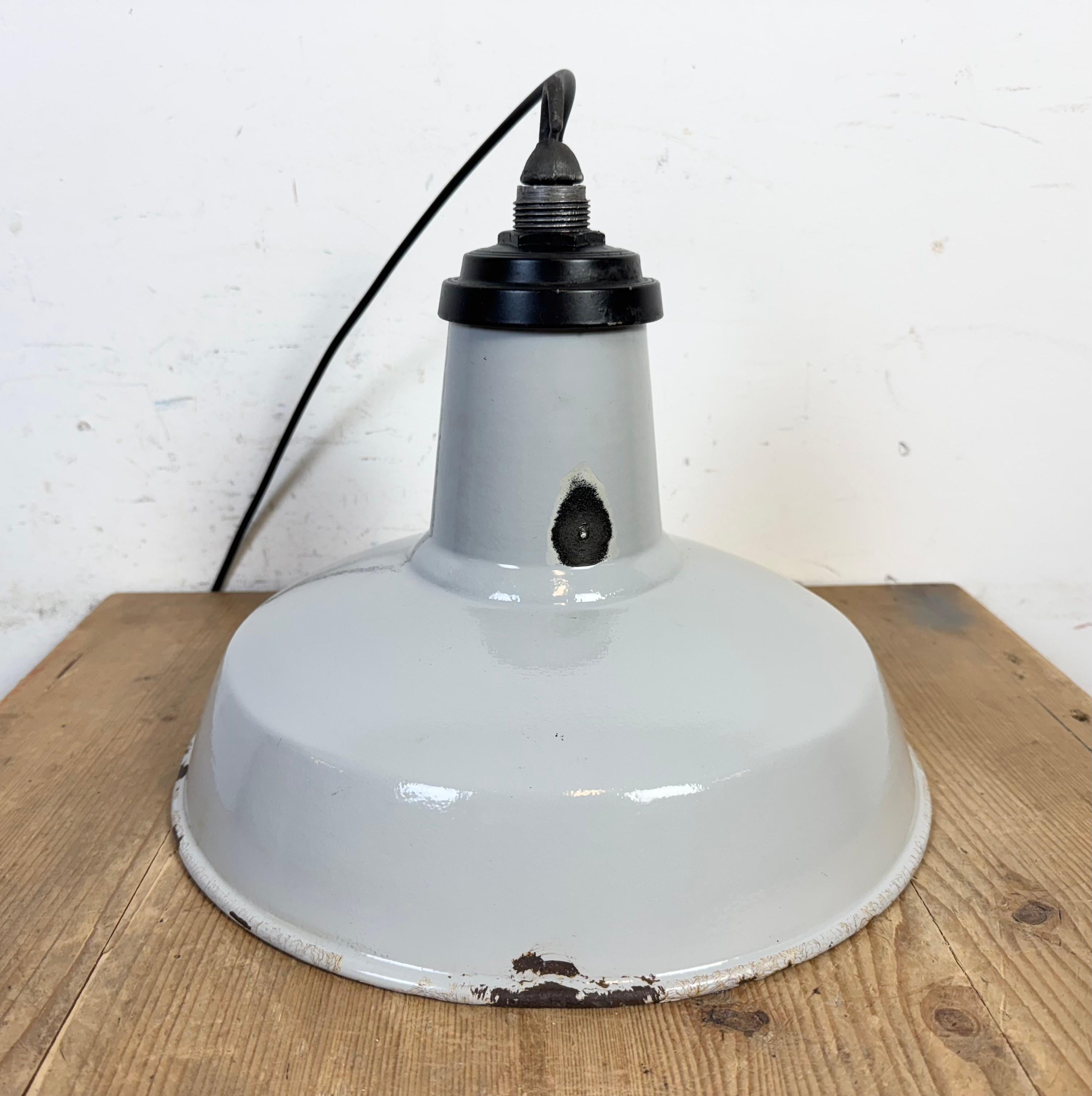 Lampada a sospensione industriale di fabbrica in smalto grigio, anni '60 in vendita 4