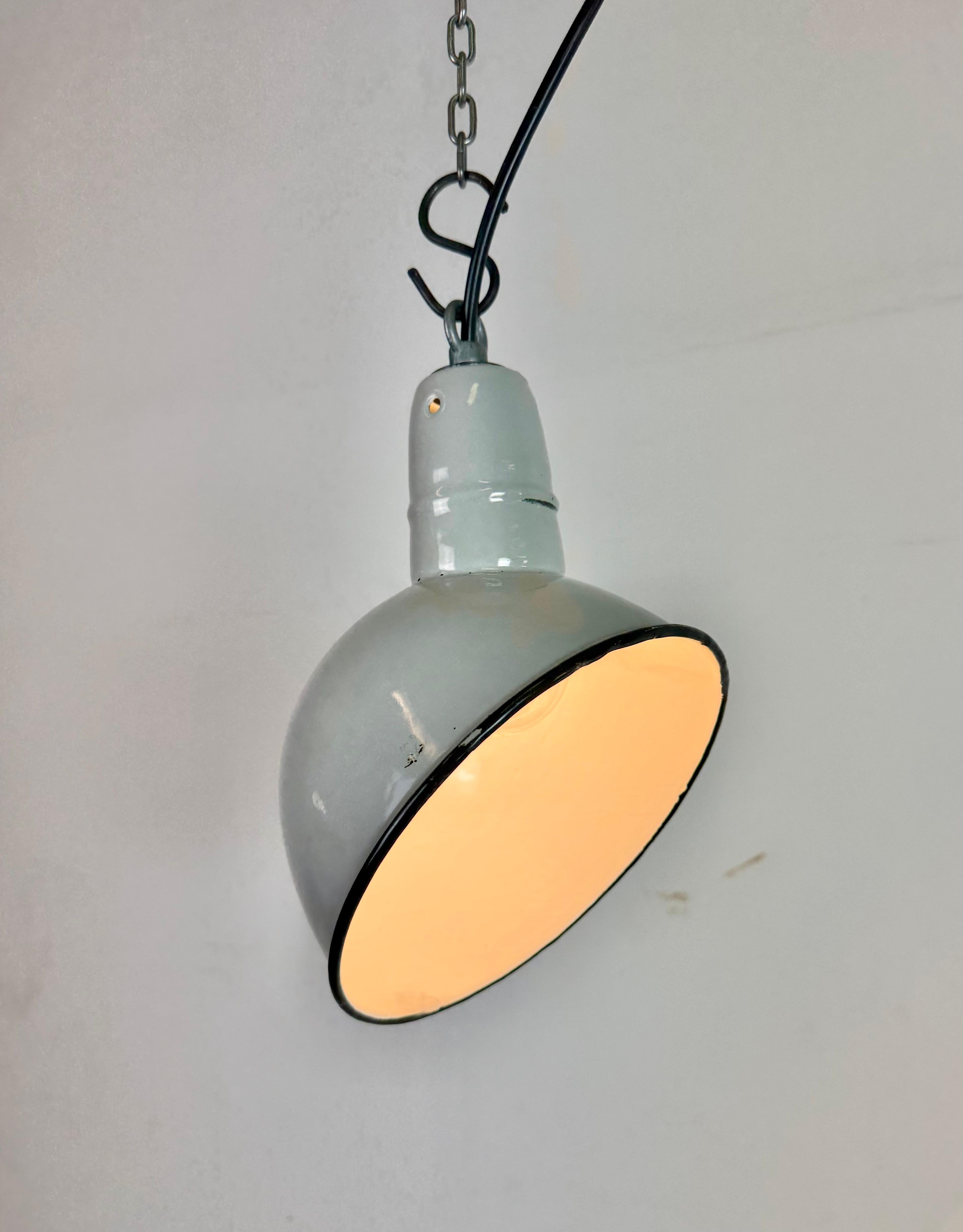 Lampada a sospensione industriale di fabbrica in smalto grigio, anni '60 in vendita 4