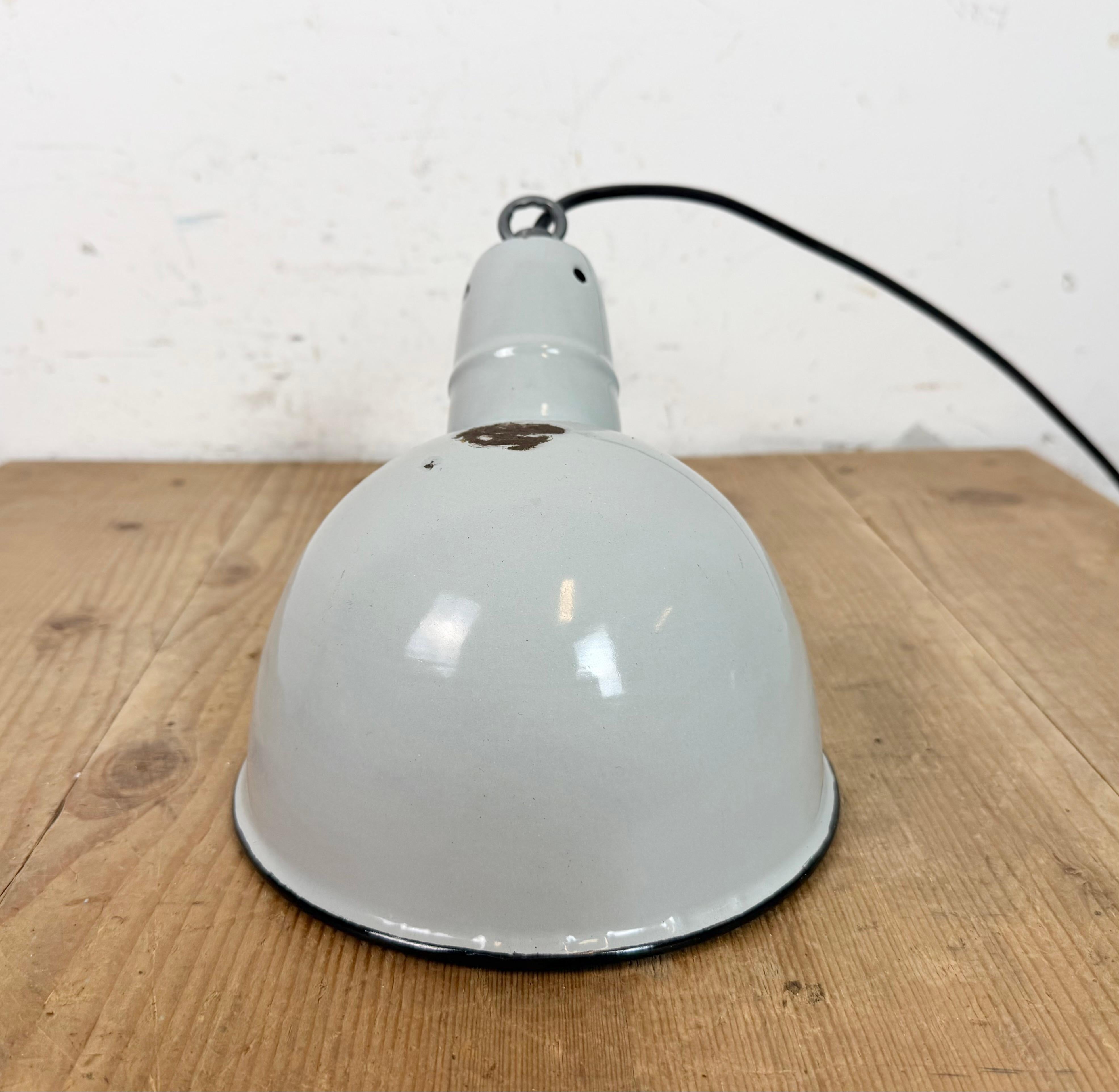 Lampe suspendue industrielle en émail gris, années 1960 en vente 4