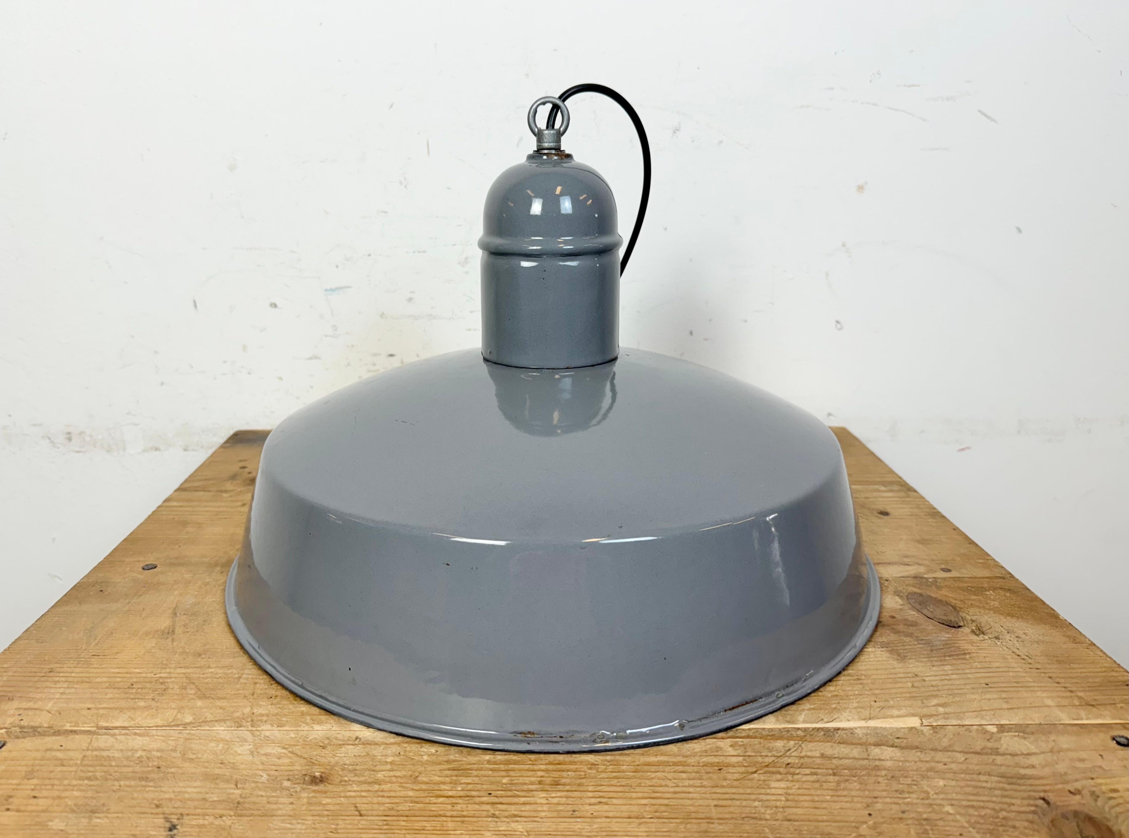 Lampada a sospensione industriale di fabbrica in smalto grigio, anni '60 in vendita 5