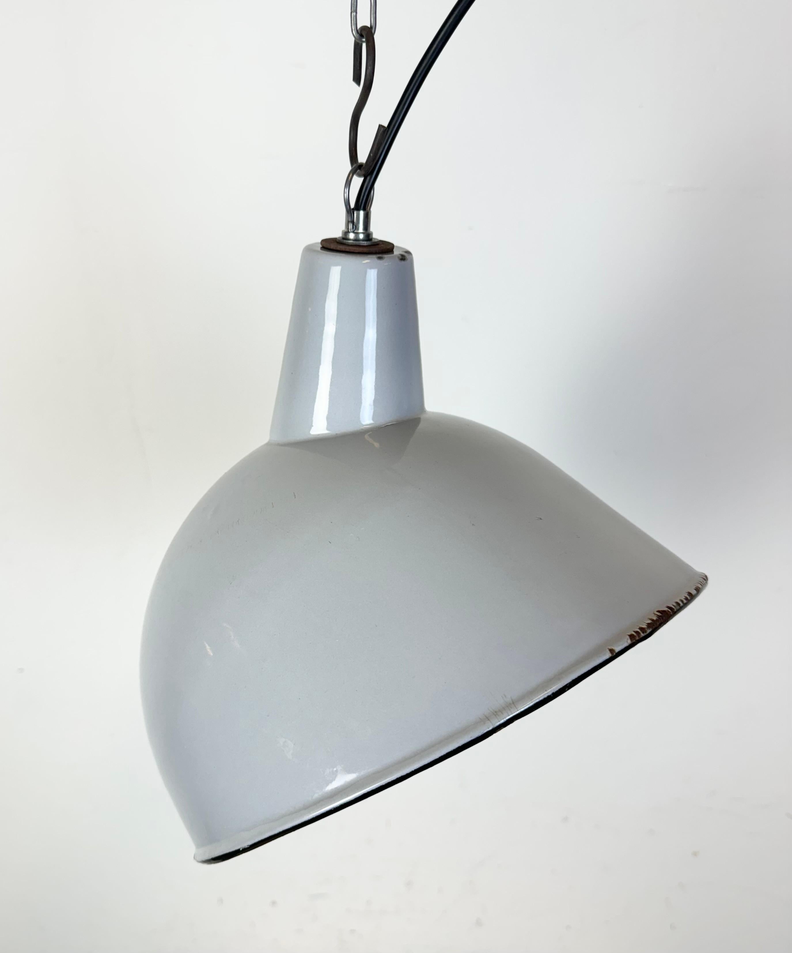 Lampada a sospensione industriale di fabbrica in smalto grigio, anni '60 in vendita 5