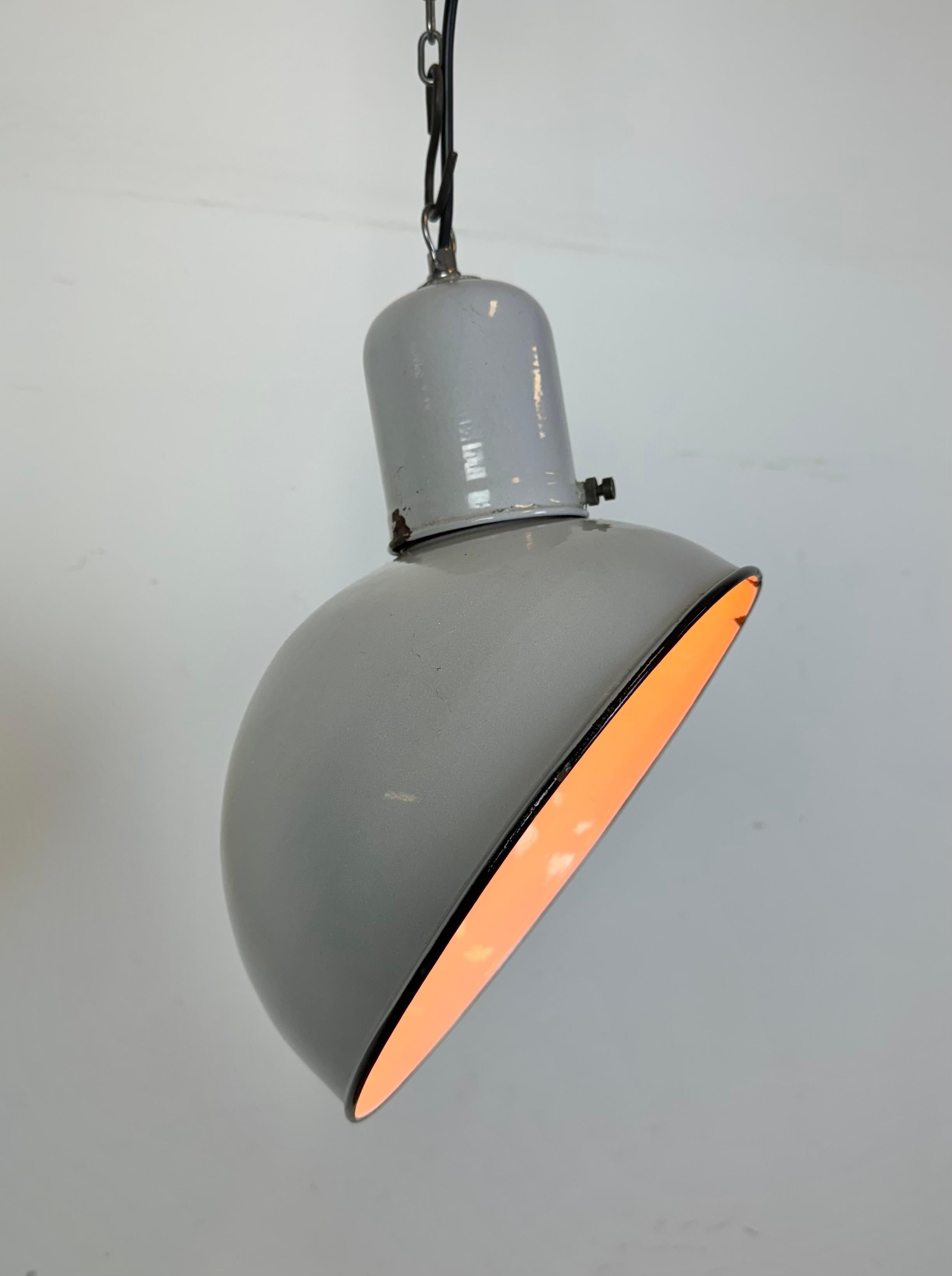 Lampada a sospensione industriale di fabbrica in smalto grigio, anni '60 in vendita 5