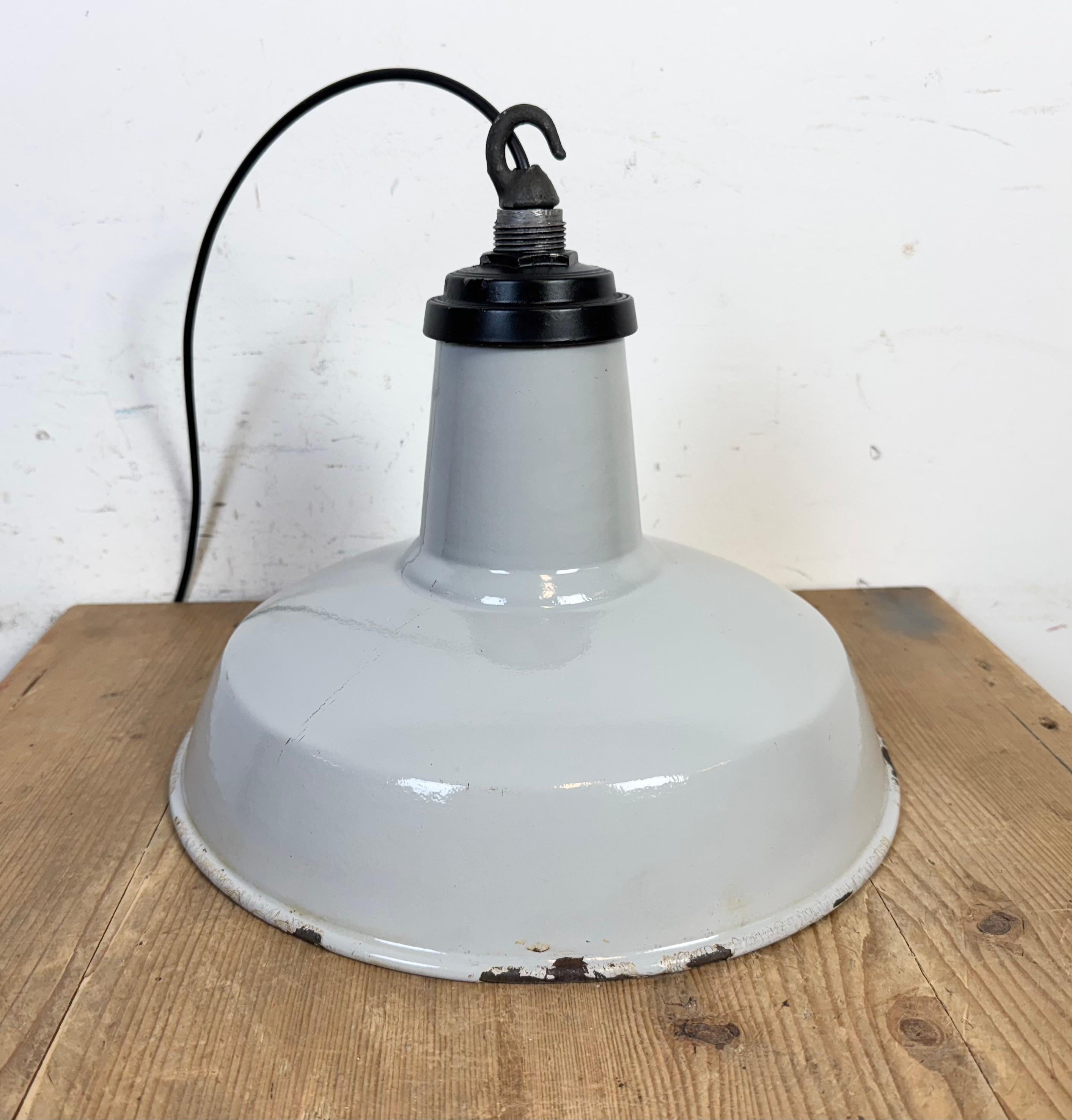 Lampada a sospensione industriale di fabbrica in smalto grigio, anni '60 in vendita 5