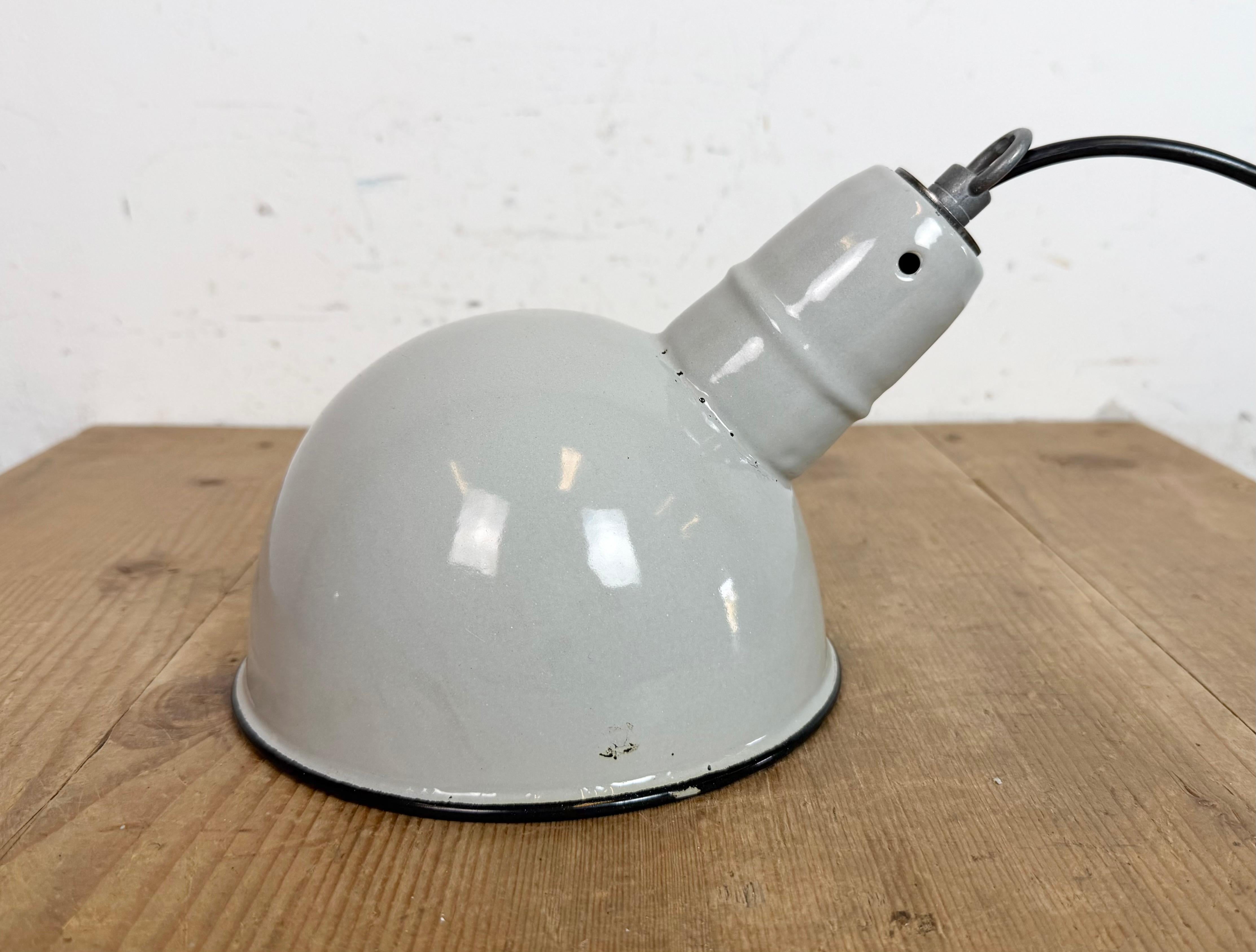Lampada a sospensione industriale di fabbrica in smalto grigio, anni '60 in vendita 5